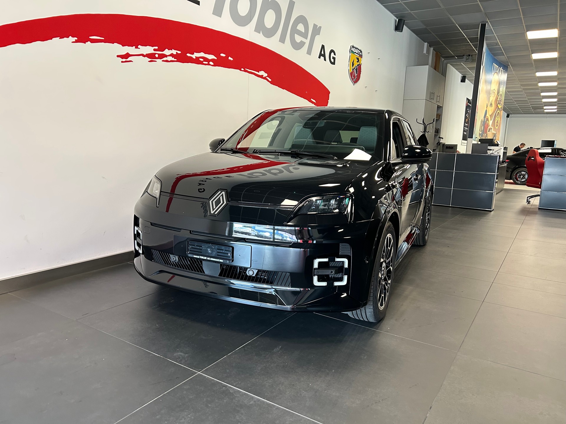 RENAULT R5 E-Tech Comfort Range 52 kWh Roland Garros-showroom-element-2