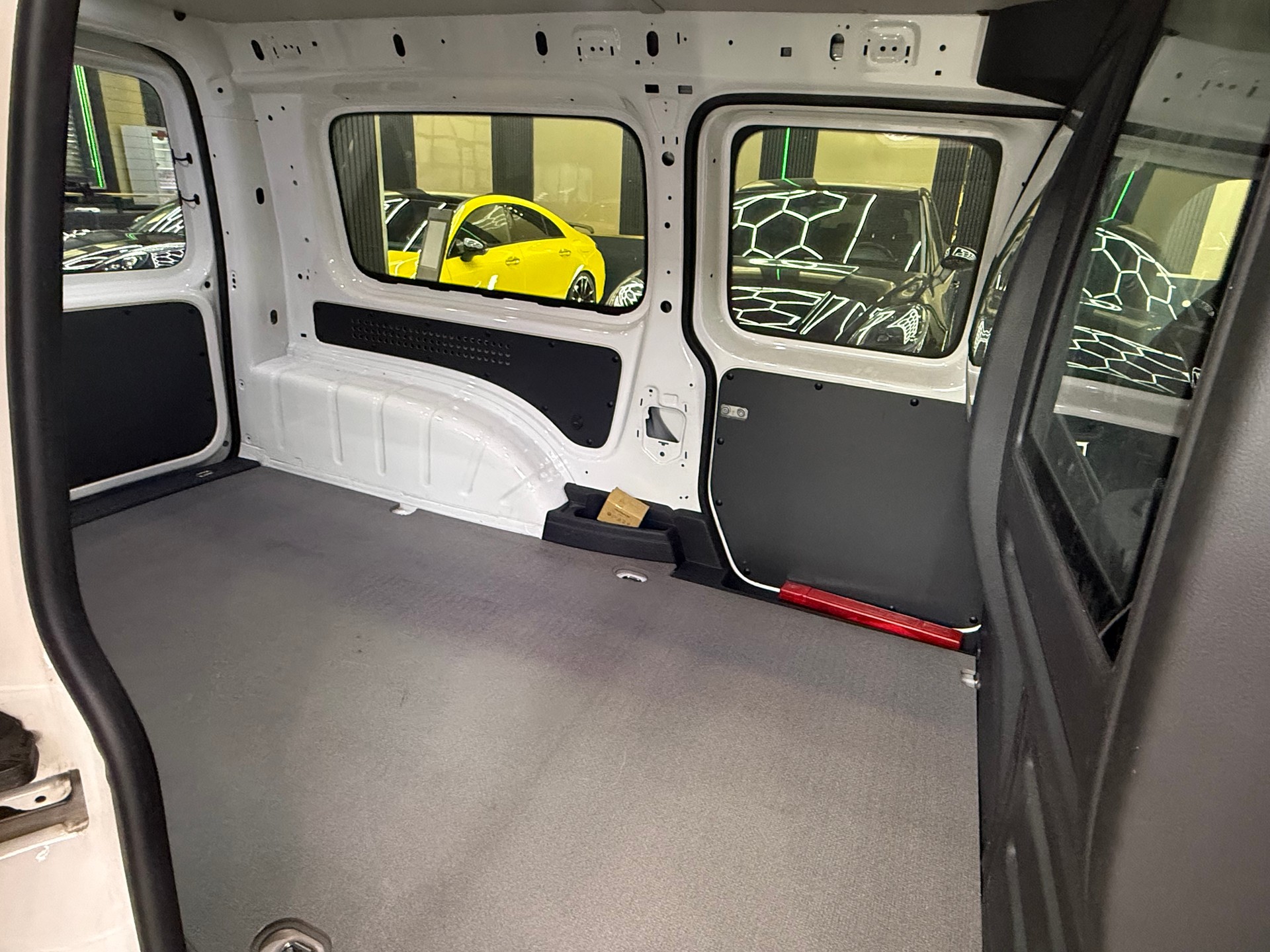 VW Caddy Maxi 2.0TDI BlueMotion Technology DSG-image-11