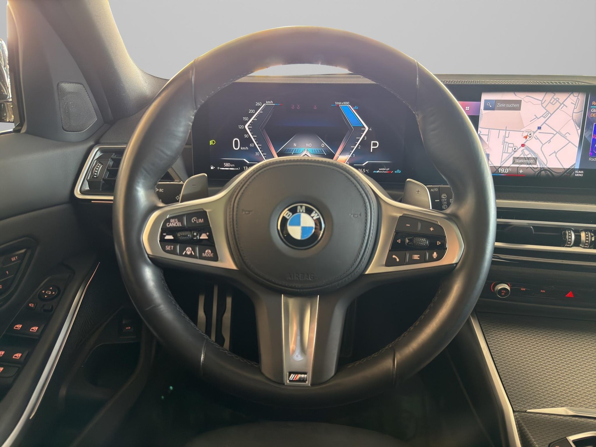 BMW 330i xDrive Touring MSport *CH-Fahrzeug**AHK**Driving Assistant Professional**BMW Neuwagenschluss Garantie**Panorama-Glasdach*-image-13