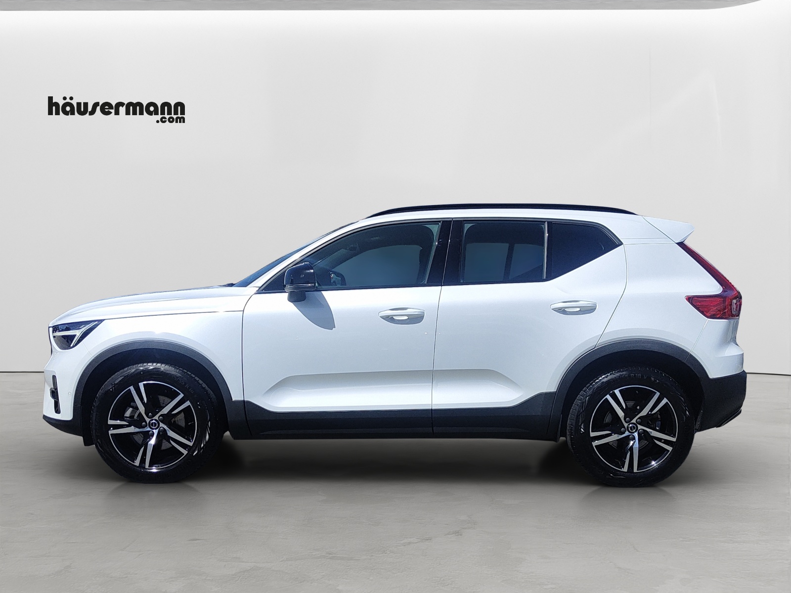 VOLVO XC40 2.0 B3 MH Plus Dark-showroom-element-2
