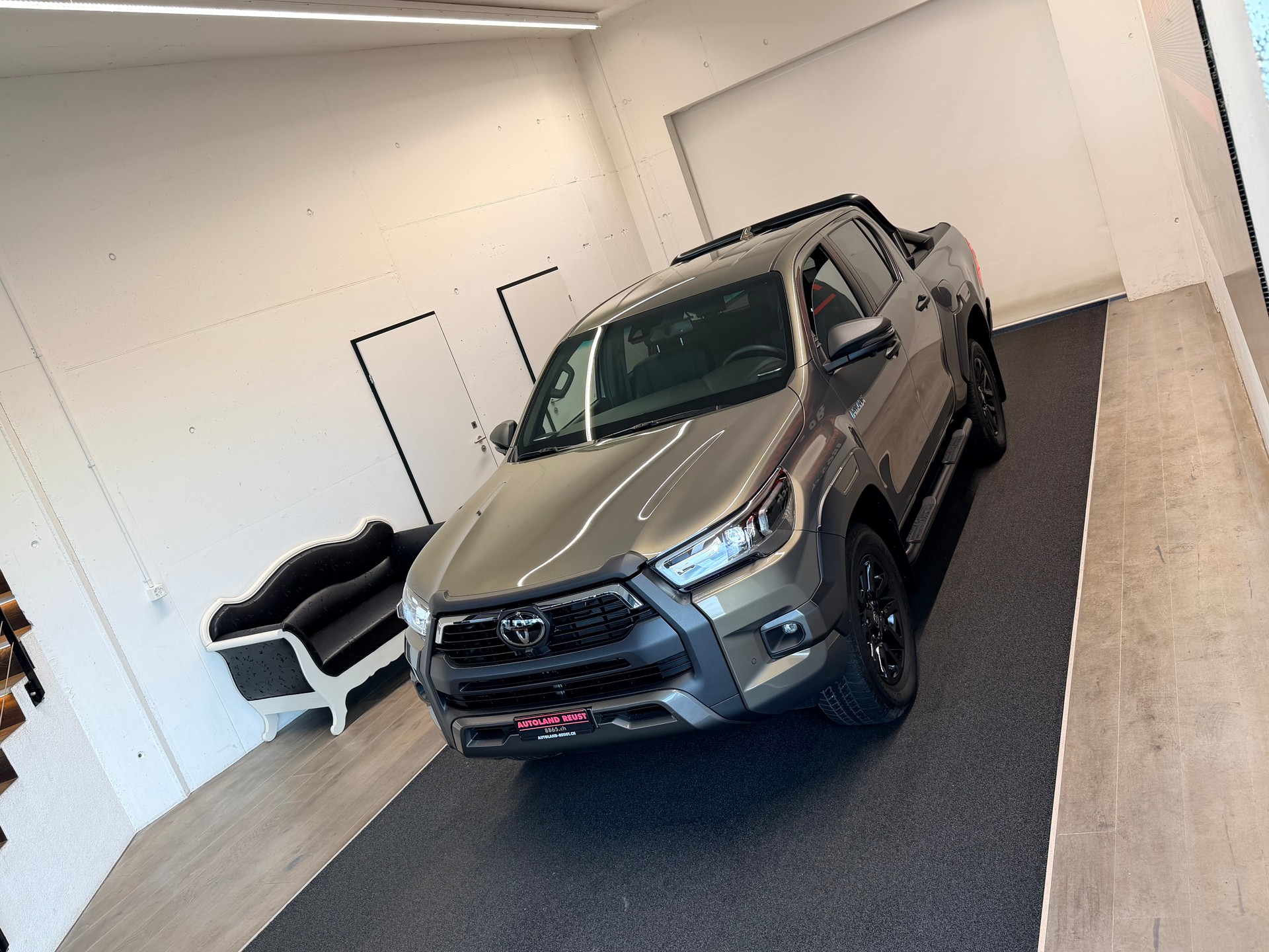 TOYOTA Hilux 2.8d MHEV Invincible Double Cab 4x4-showroom-element-3