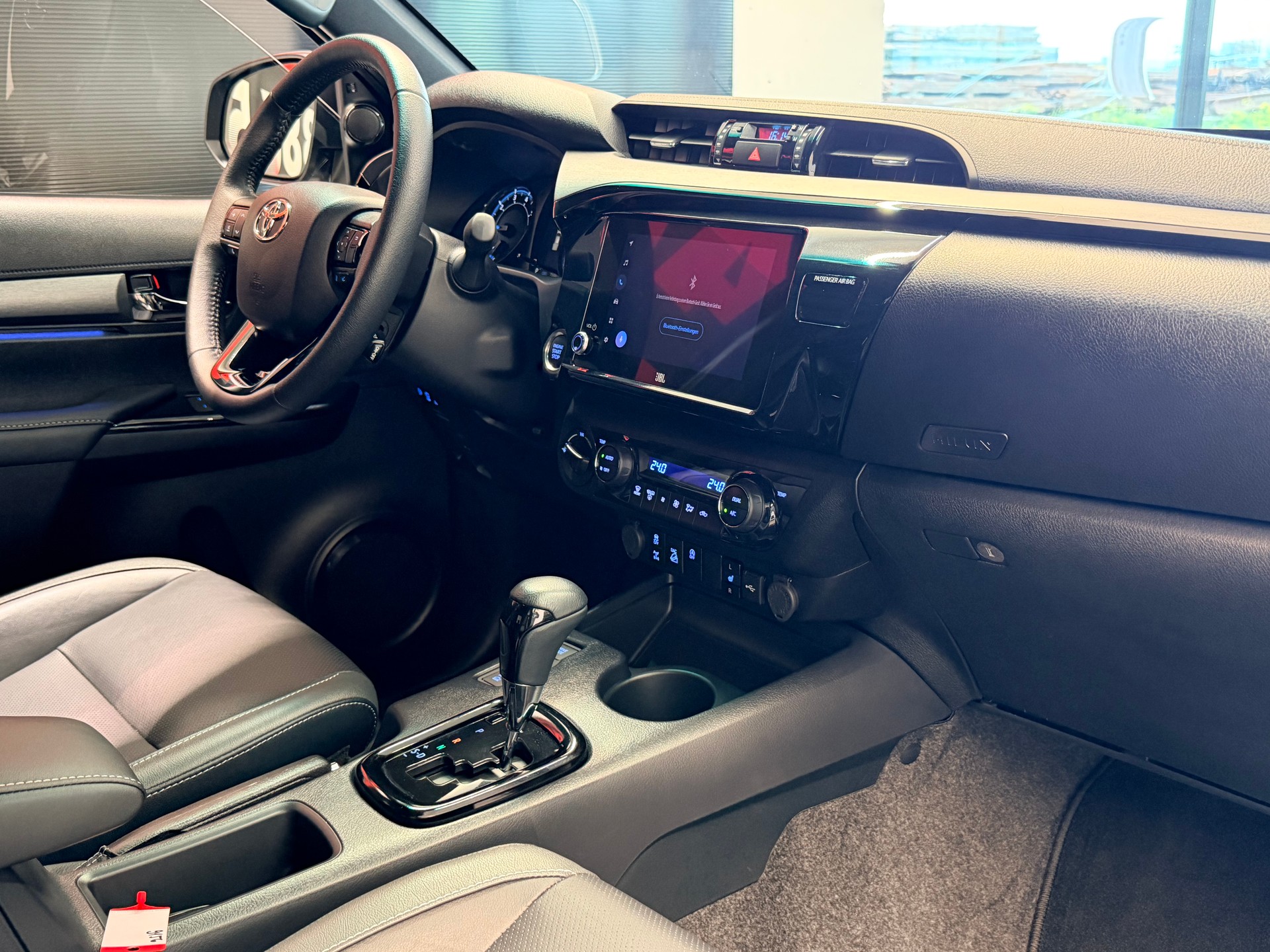 TOYOTA Hilux 2.8d MHEV Invincible Double Cab 4x4-image-18