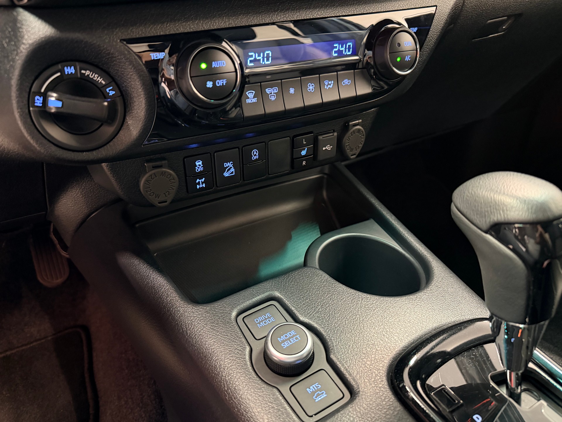 TOYOTA Hilux 2.8d MHEV Invincible Double Cab 4x4-image-21