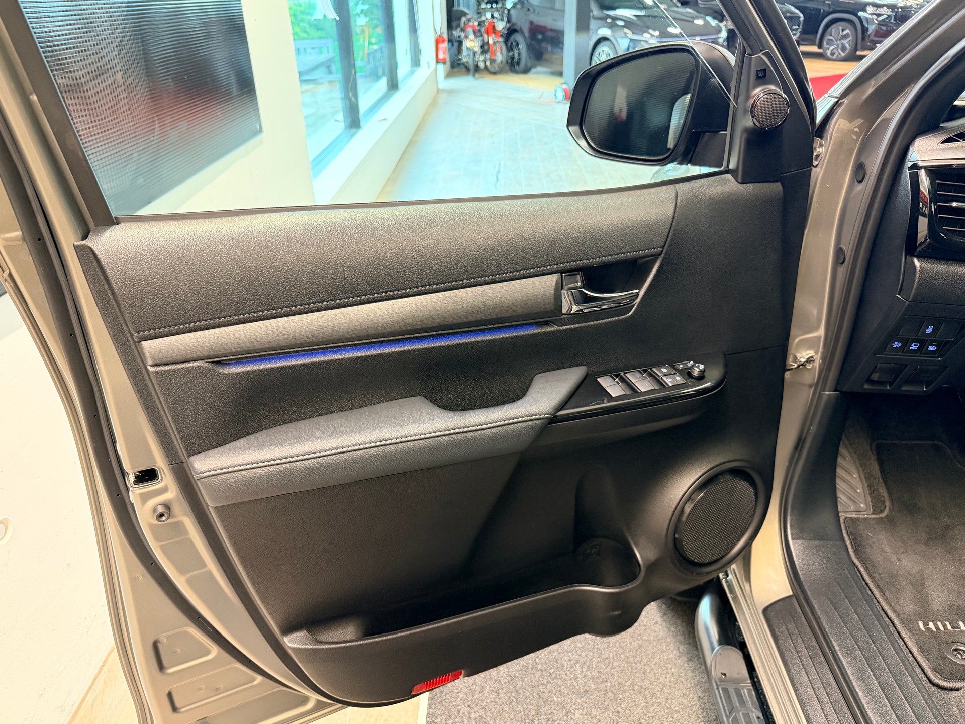 TOYOTA Hilux 2.8d MHEV Invincible Double Cab 4x4-image-11