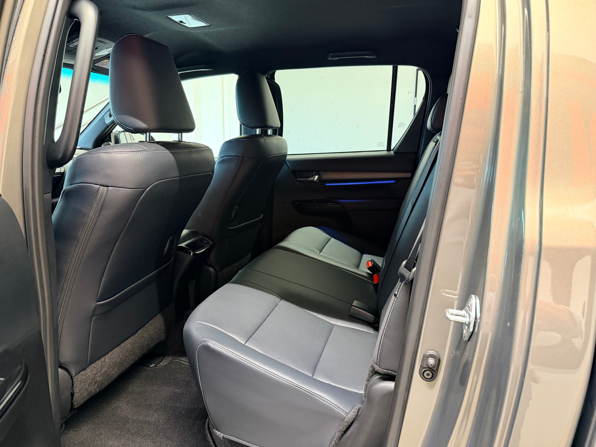 TOYOTA Hilux 2.8d MHEV Invincible Double Cab 4x4-image-15