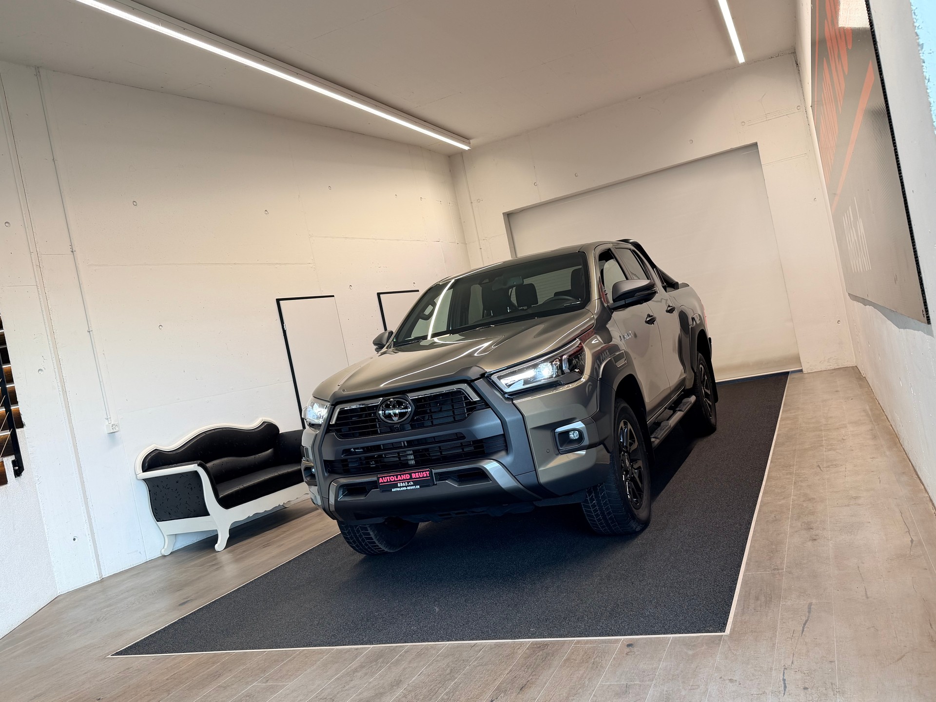 TOYOTA Hilux 2.8d MHEV Invincible Double Cab 4x4-showroom-element-2