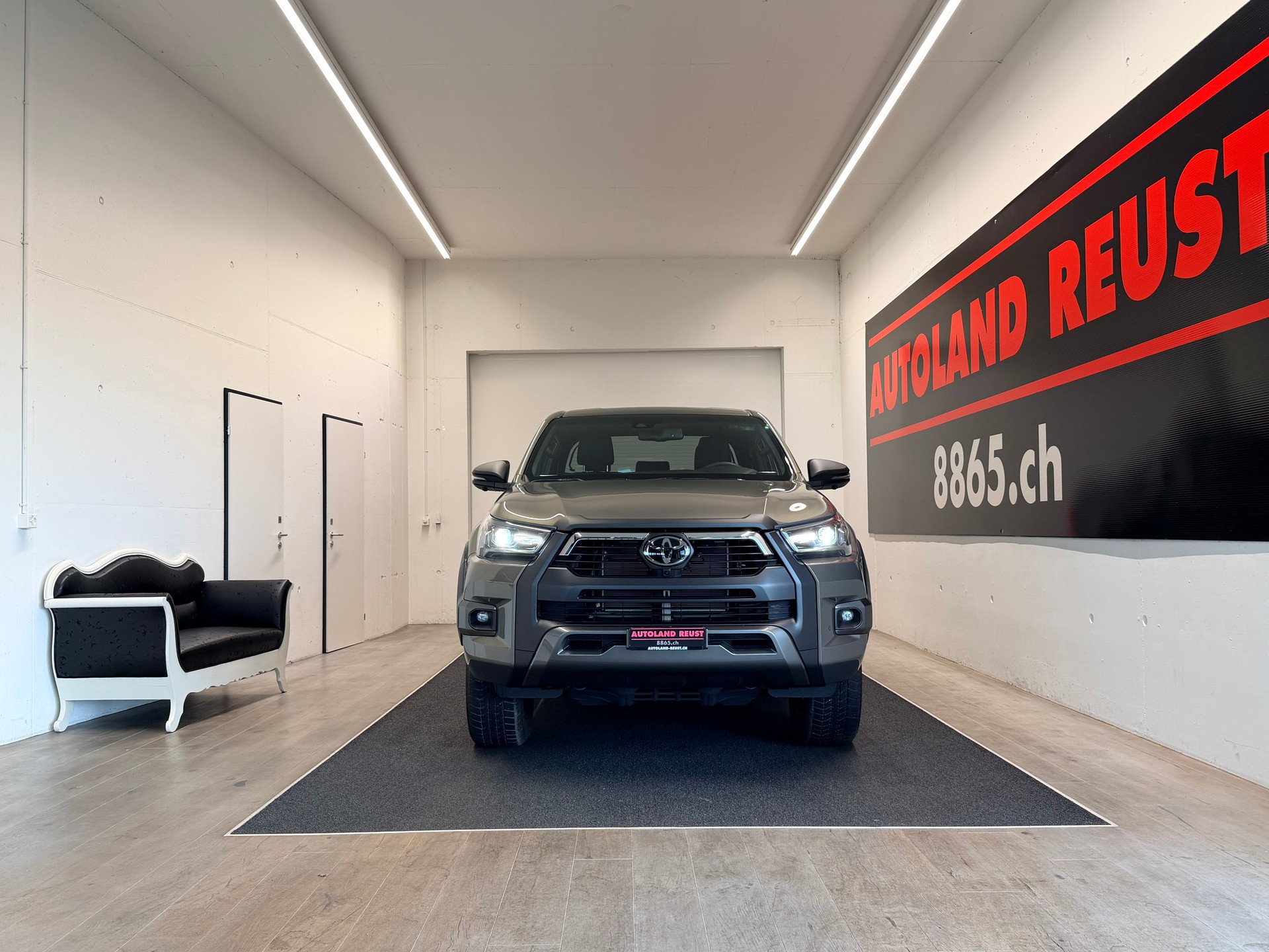 TOYOTA Hilux 2.8d MHEV Invincible Double Cab 4x4-showroom-element-1
