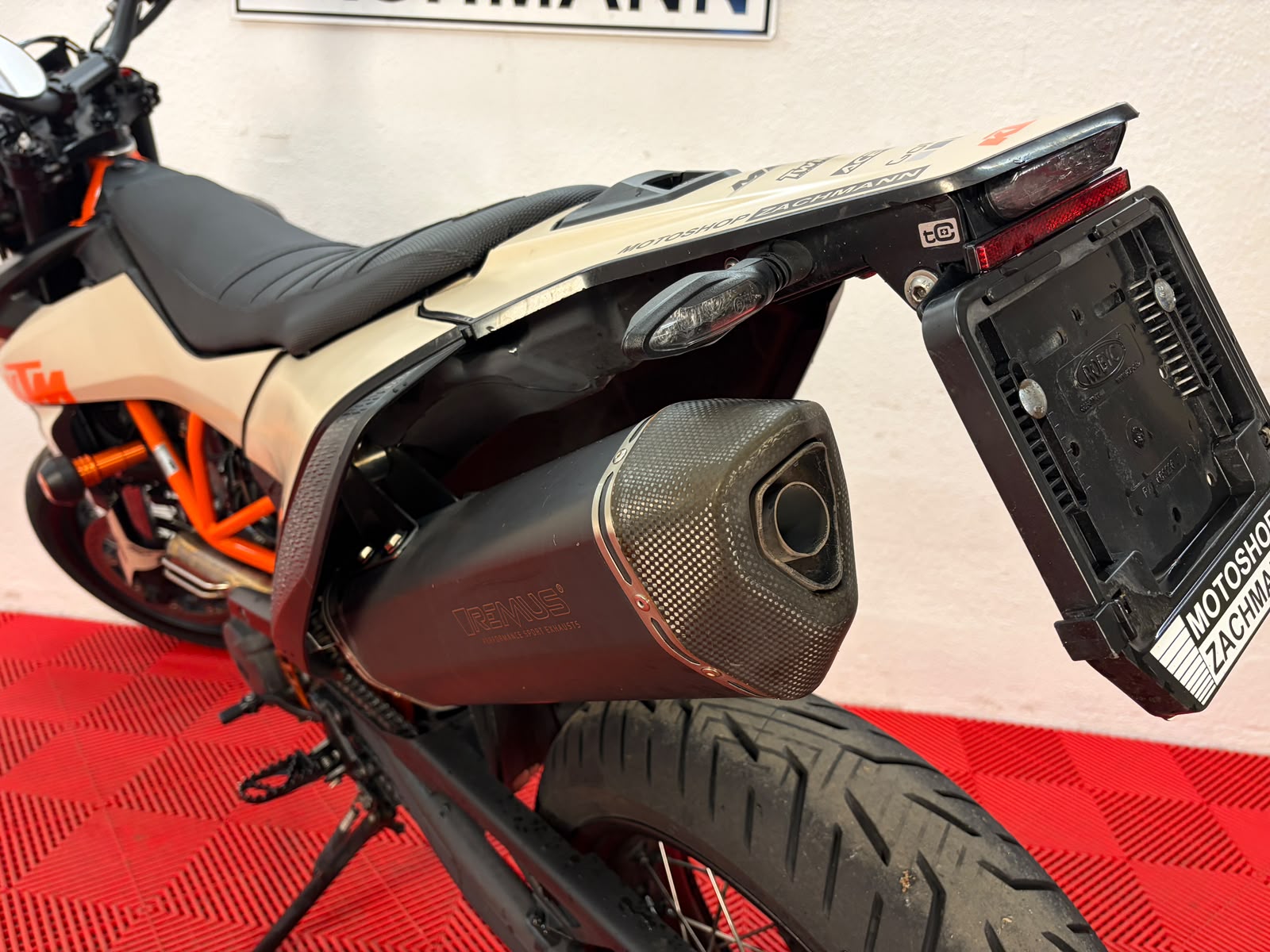 KTM 690 SMC R ABS (35 kW)-image-8