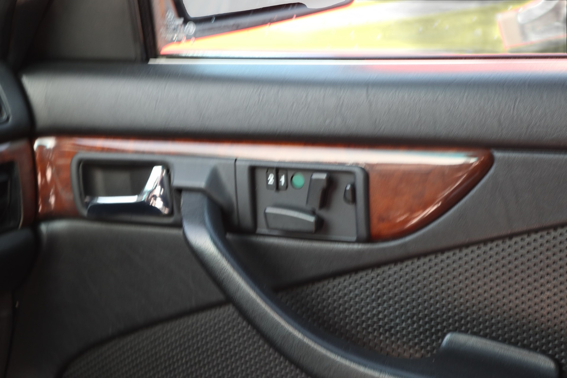 MERCEDES-BENZ 560 SEC Automatic-image-9