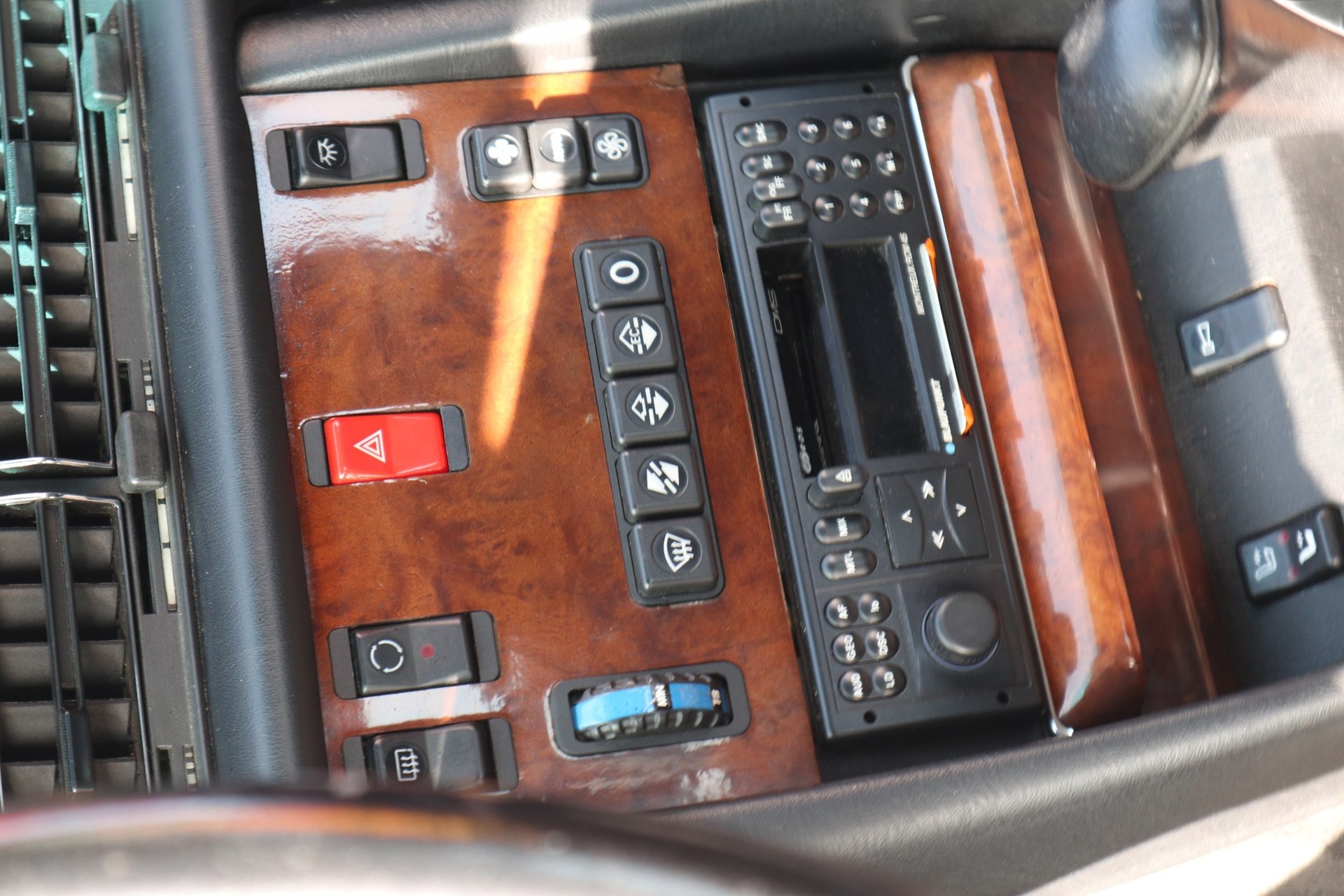 MERCEDES-BENZ 560 SEC Automatic-image-8