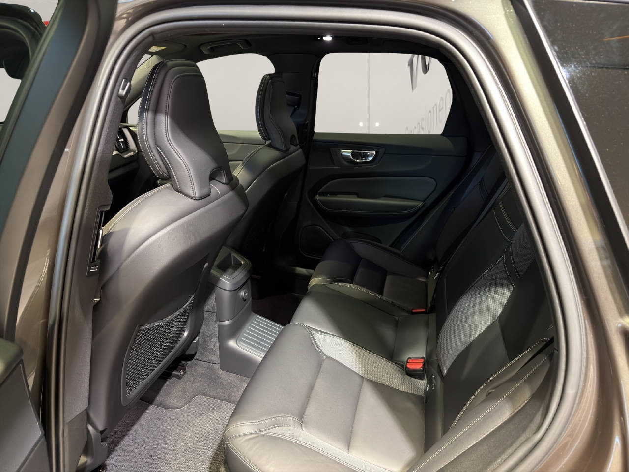 VOLVO XC60 2.0 T6 TE R-Design eAWD-image-6