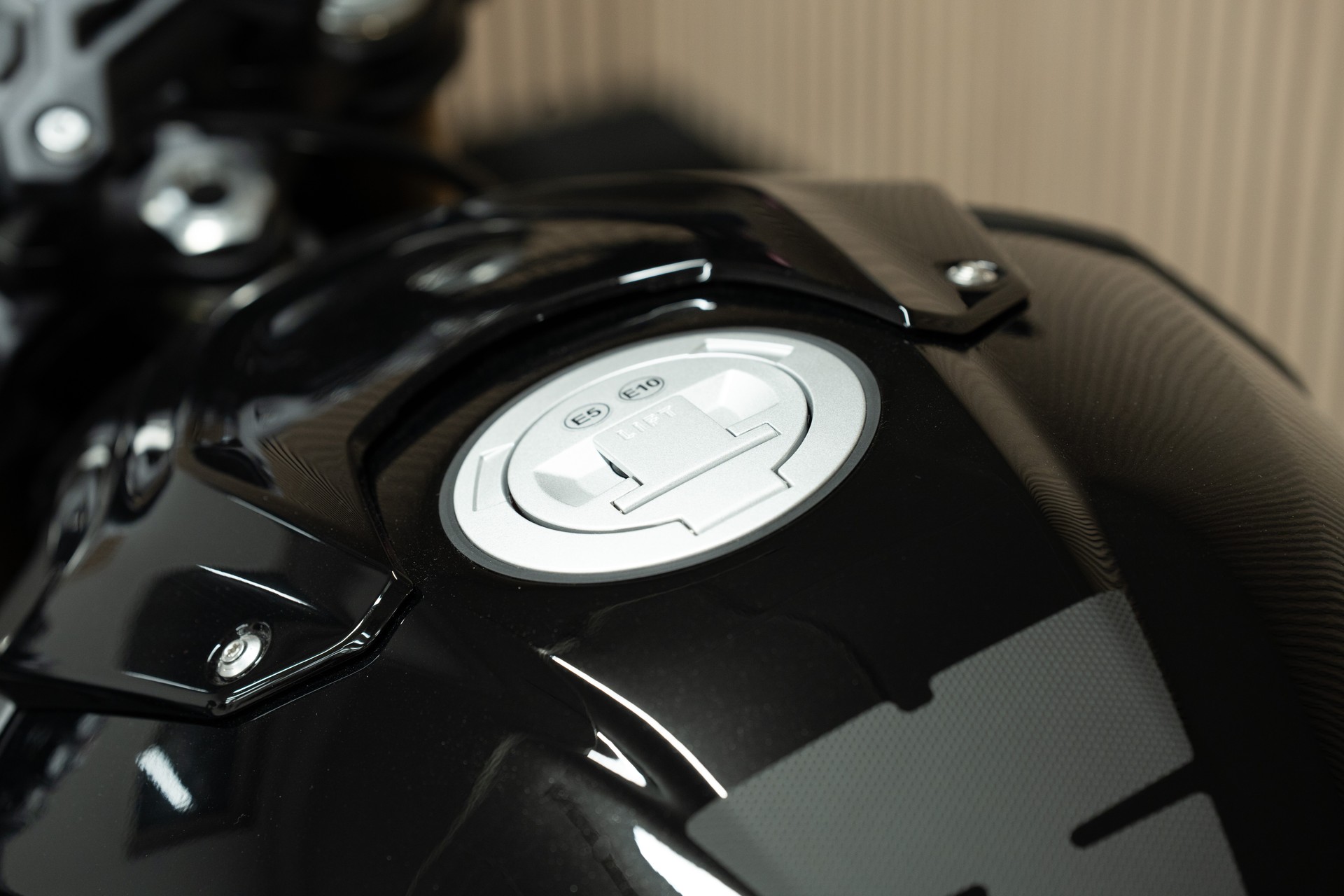 BMW S 1000 R mit M Frästeilen und SC Project Endschalldämpfer-image-3