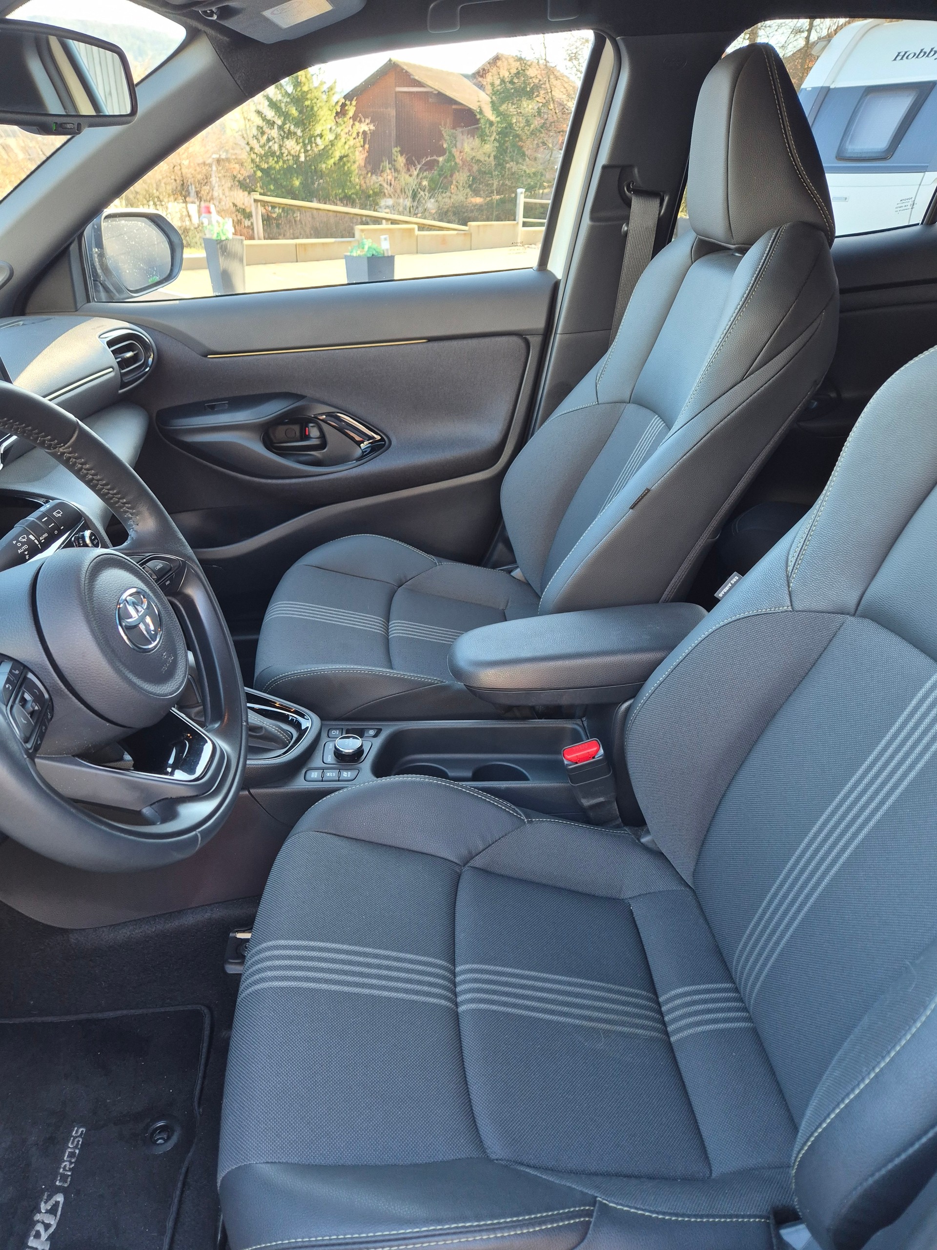 TOYOTA Yaris Cross 1.5 Adventure e-CVT AWDi-image-8
