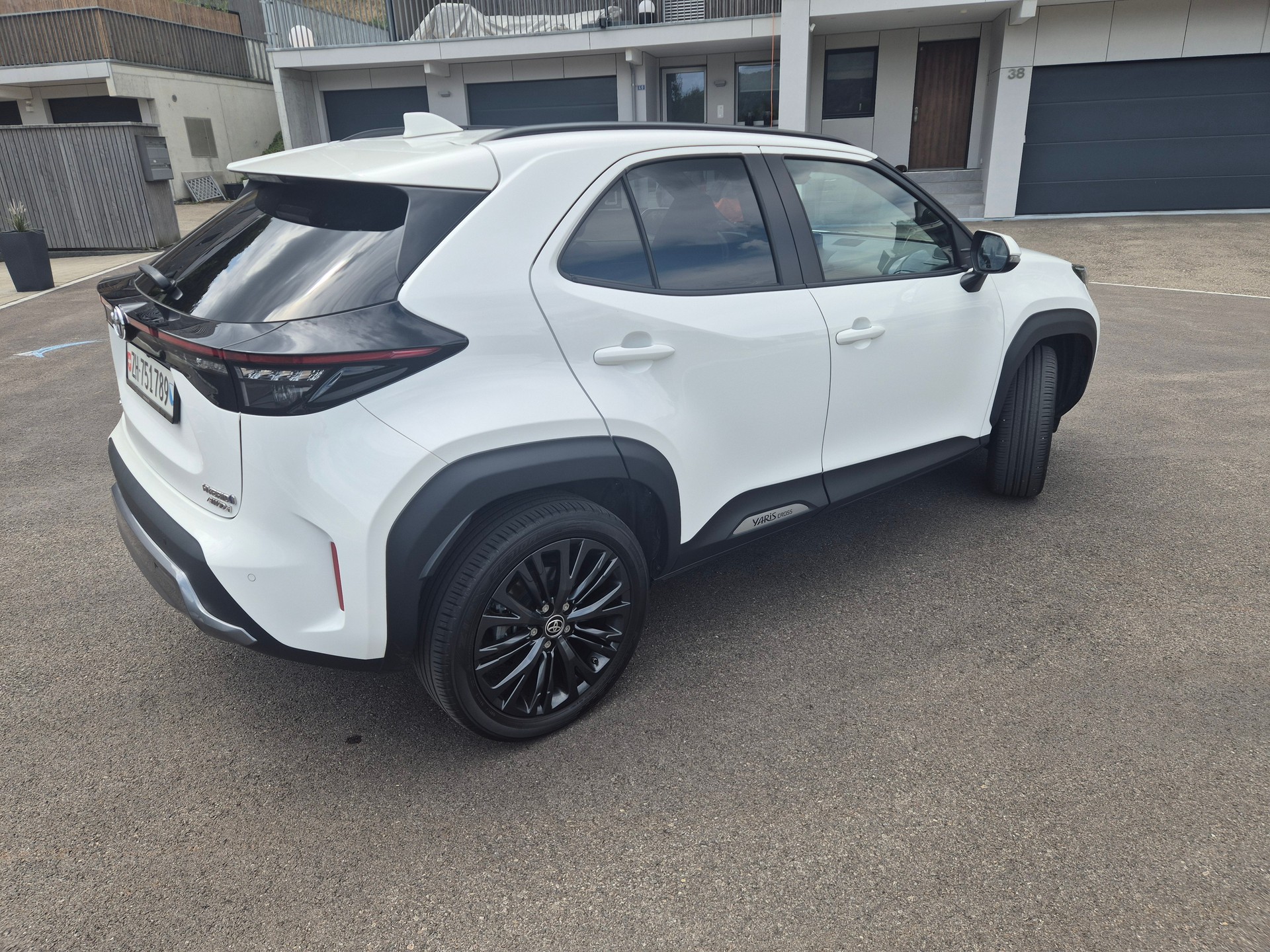 TOYOTA Yaris Cross 1.5 Adventure e-CVT AWDi-image-1