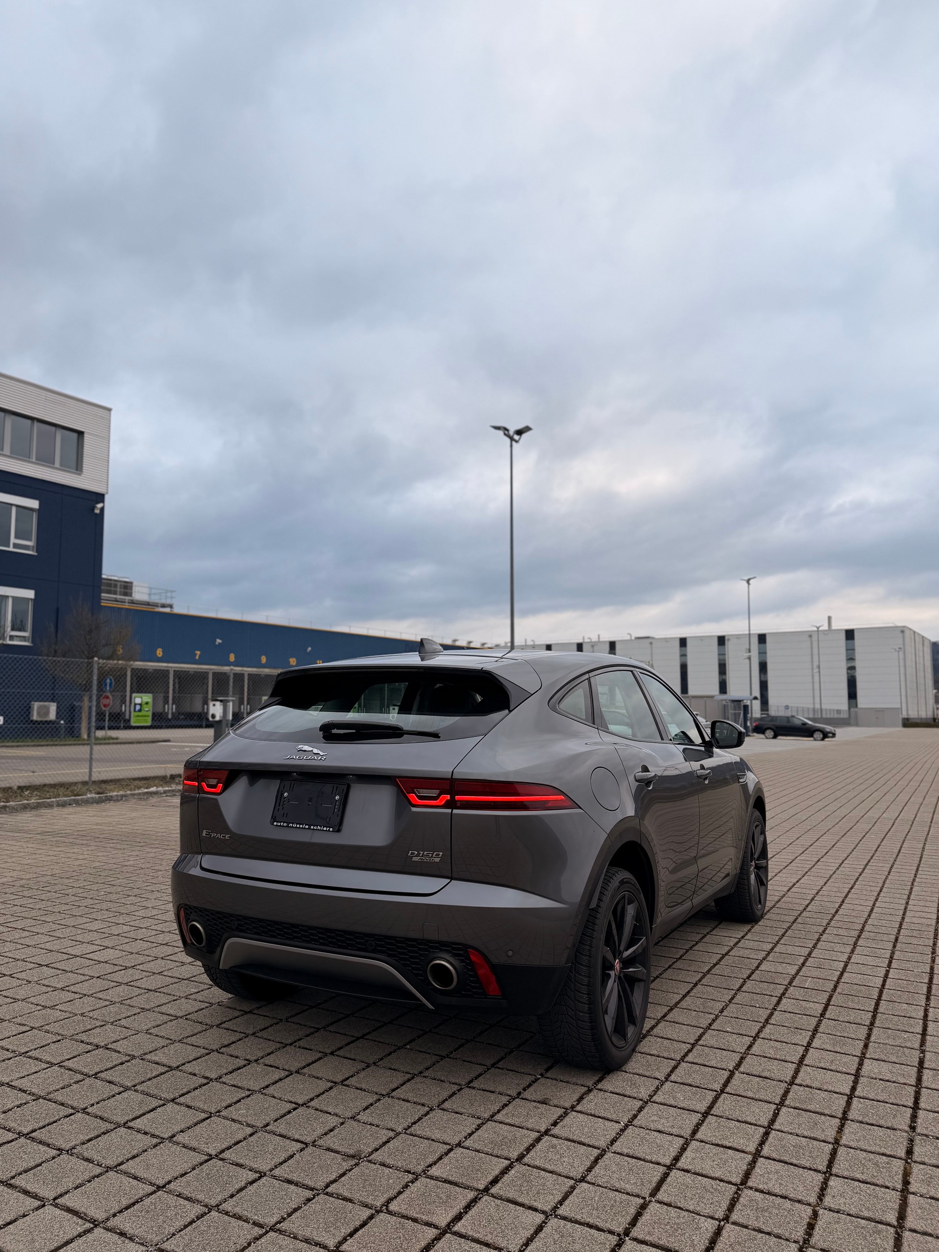 JAGUAR E-Pace 2.0d D150 S AWD Automatik-image-5