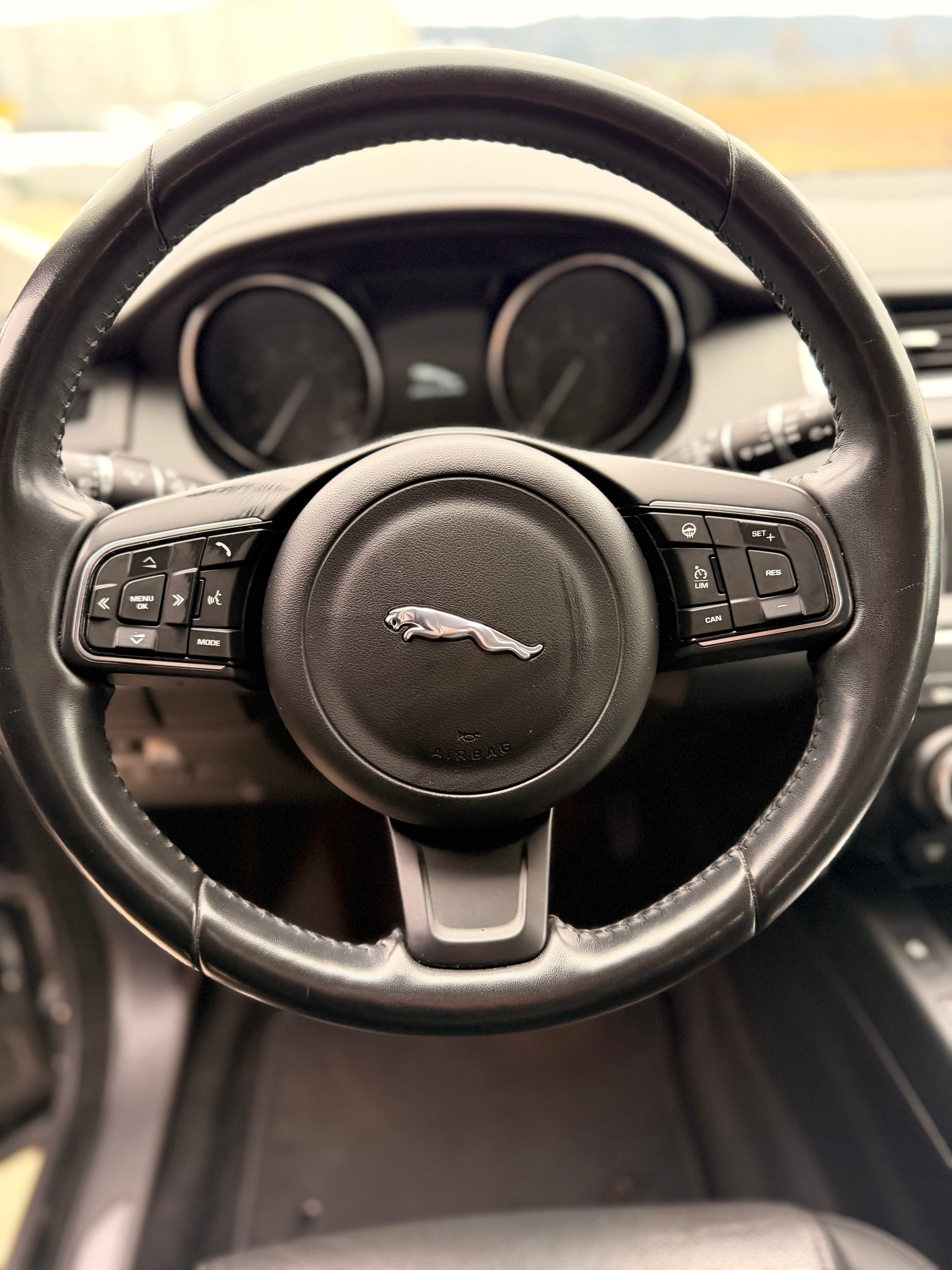 JAGUAR E-Pace 2.0d D150 S AWD Automatik-image-16
