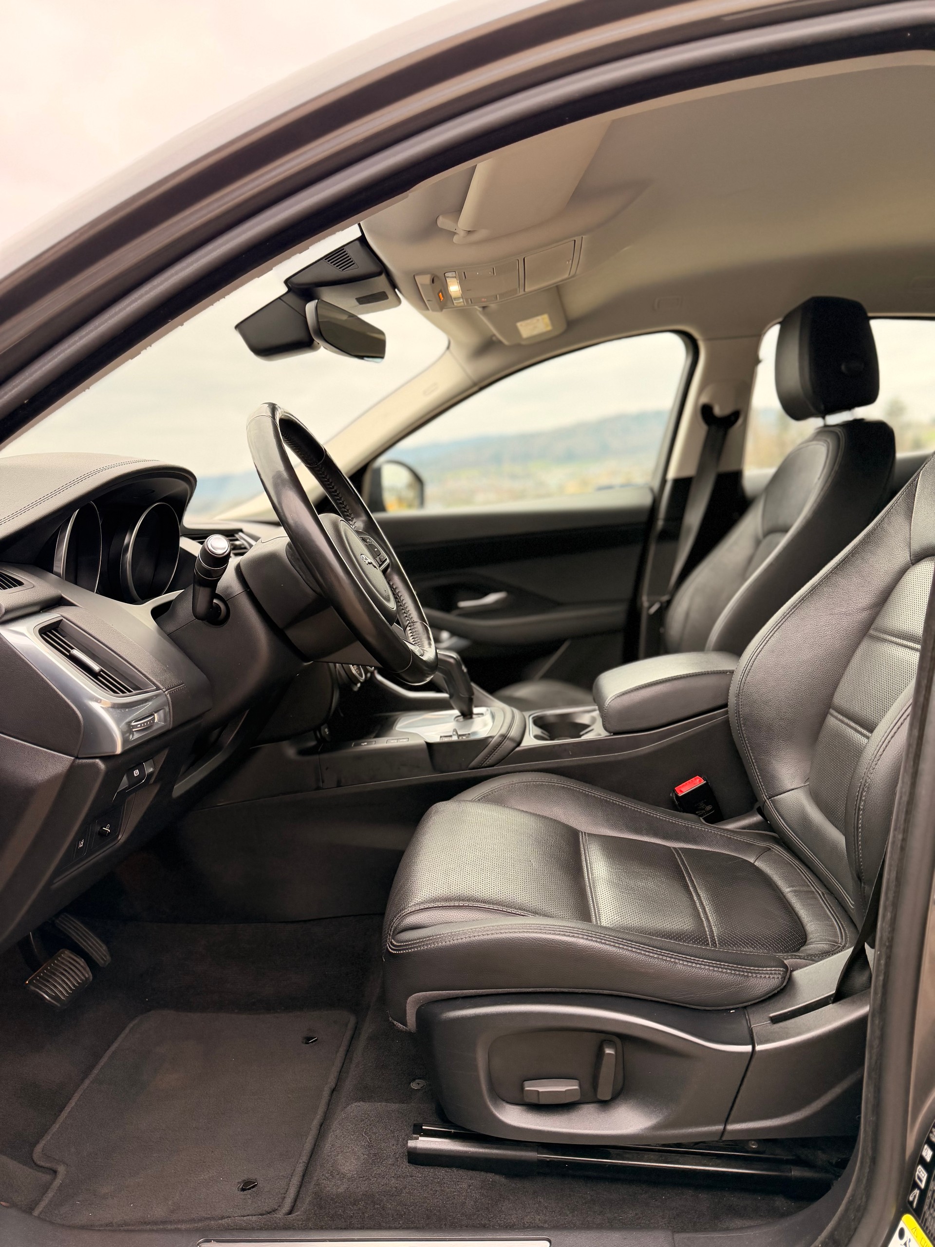 JAGUAR E-Pace 2.0d D150 S AWD Automatik-image-14