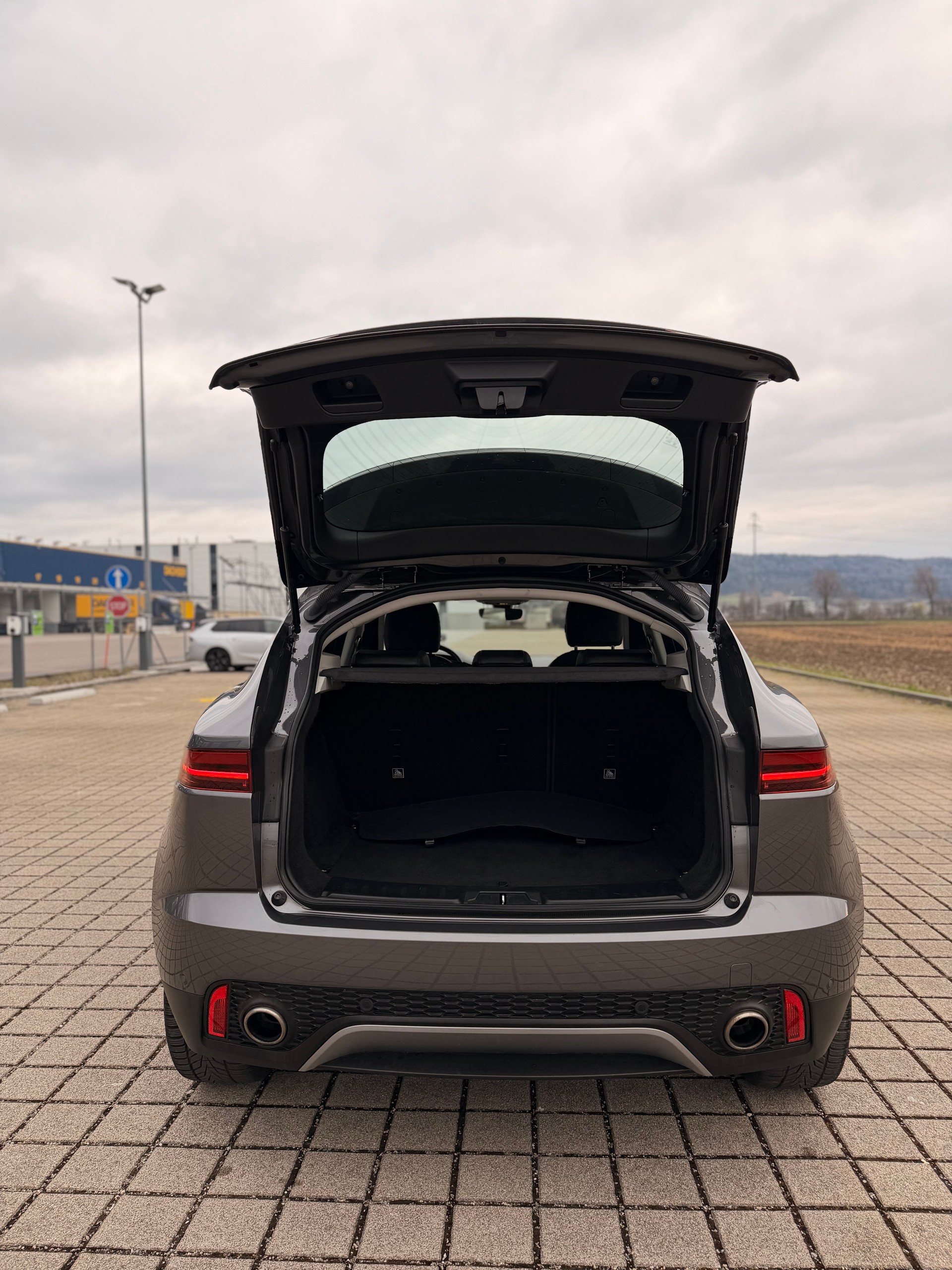 JAGUAR E-Pace 2.0d D150 S AWD Automatik-image-9