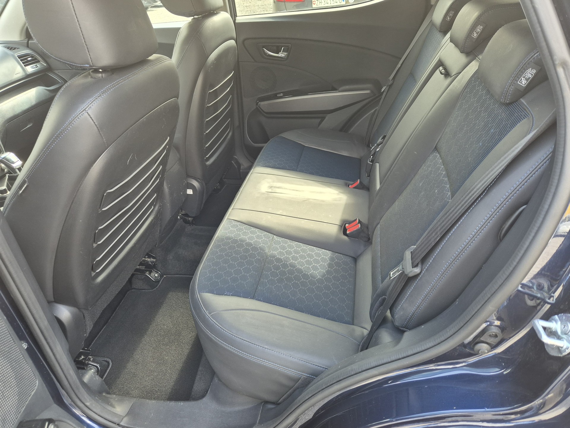 KGM-SsangYong XLV 1.6 eXDi Sapphire 4WD Automatic-image-6