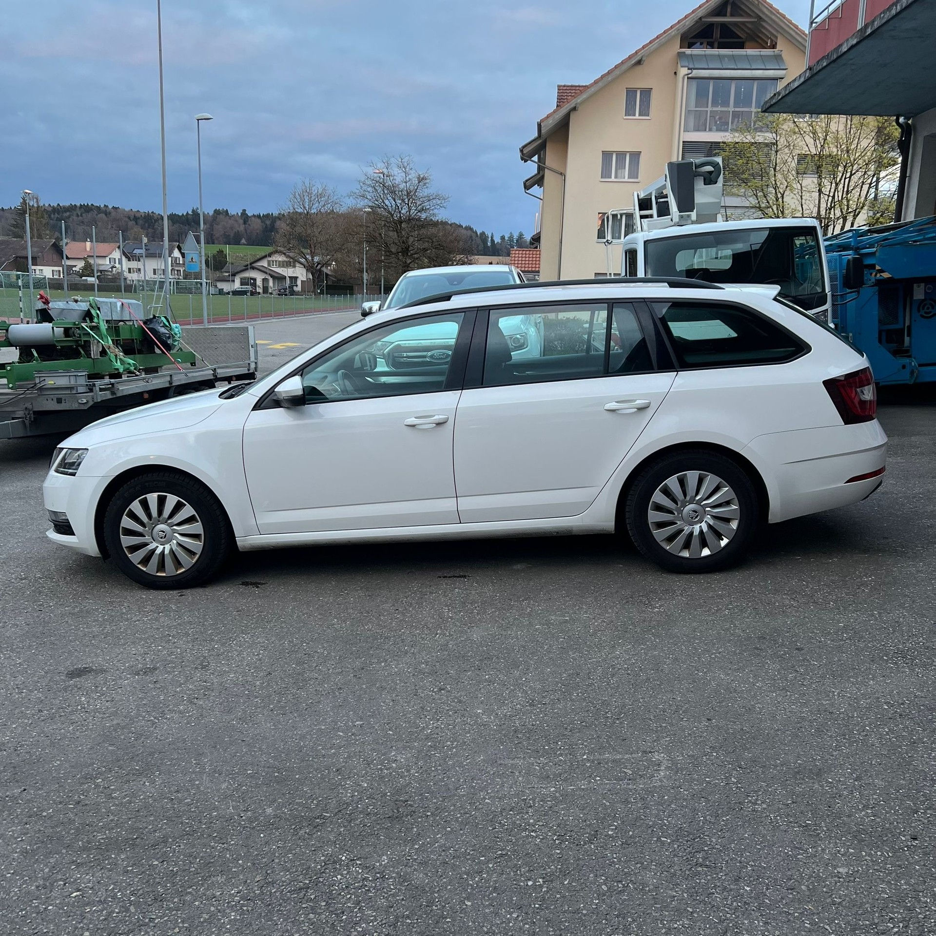 SKODA Octavia Combi 1.6 TDI Ambition DSG-image-5