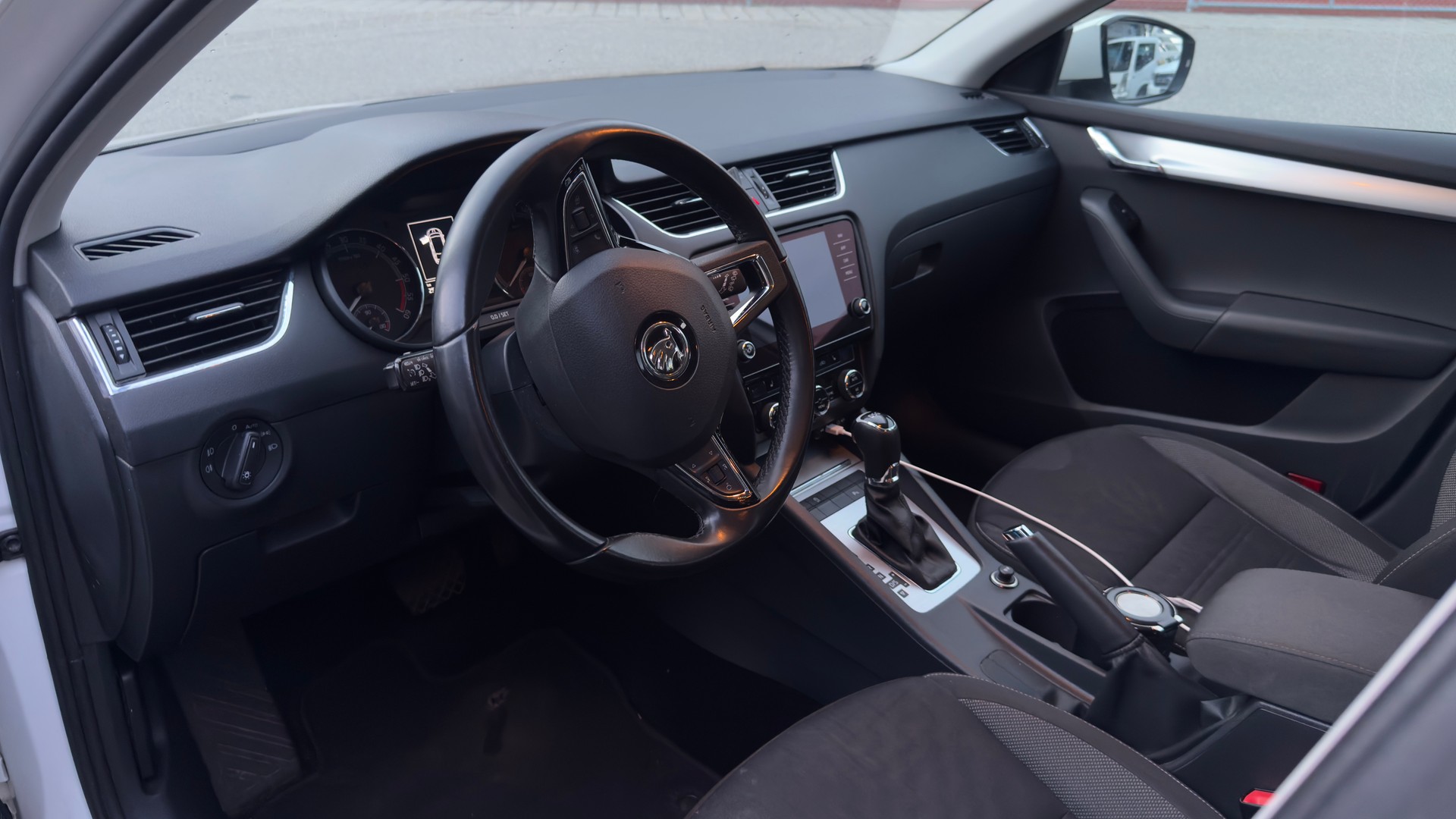 SKODA Octavia Combi 1.6 TDI Ambition DSG-image-13