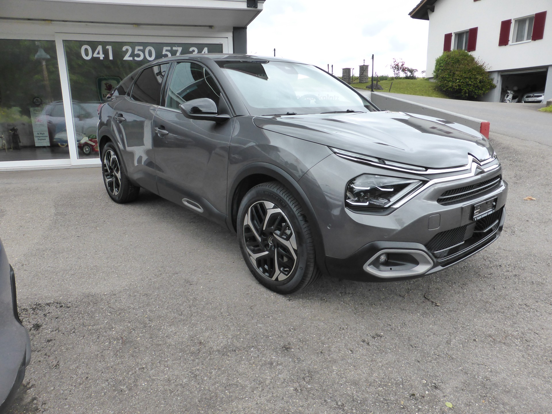 CITROEN C4 1.2 Pure Tech Shine EAT8-image-2