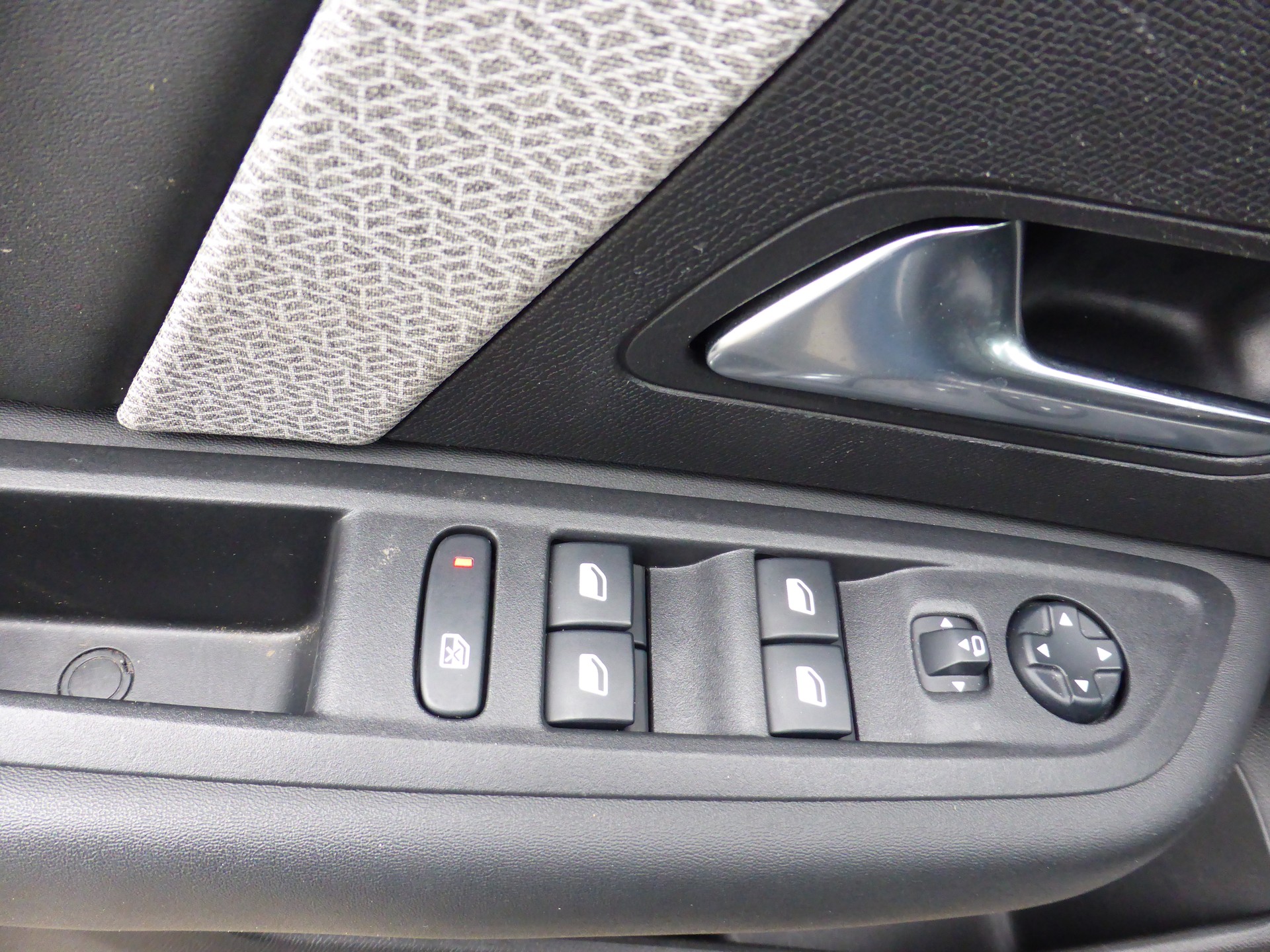 CITROEN C4 1.2 Pure Tech Shine EAT8-image-12