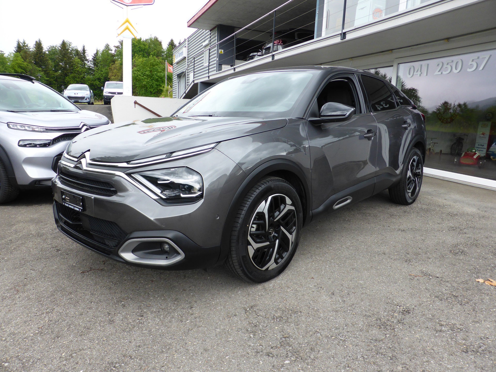 CITROEN C4 1.2 Pure Tech Shine EAT8-image-1