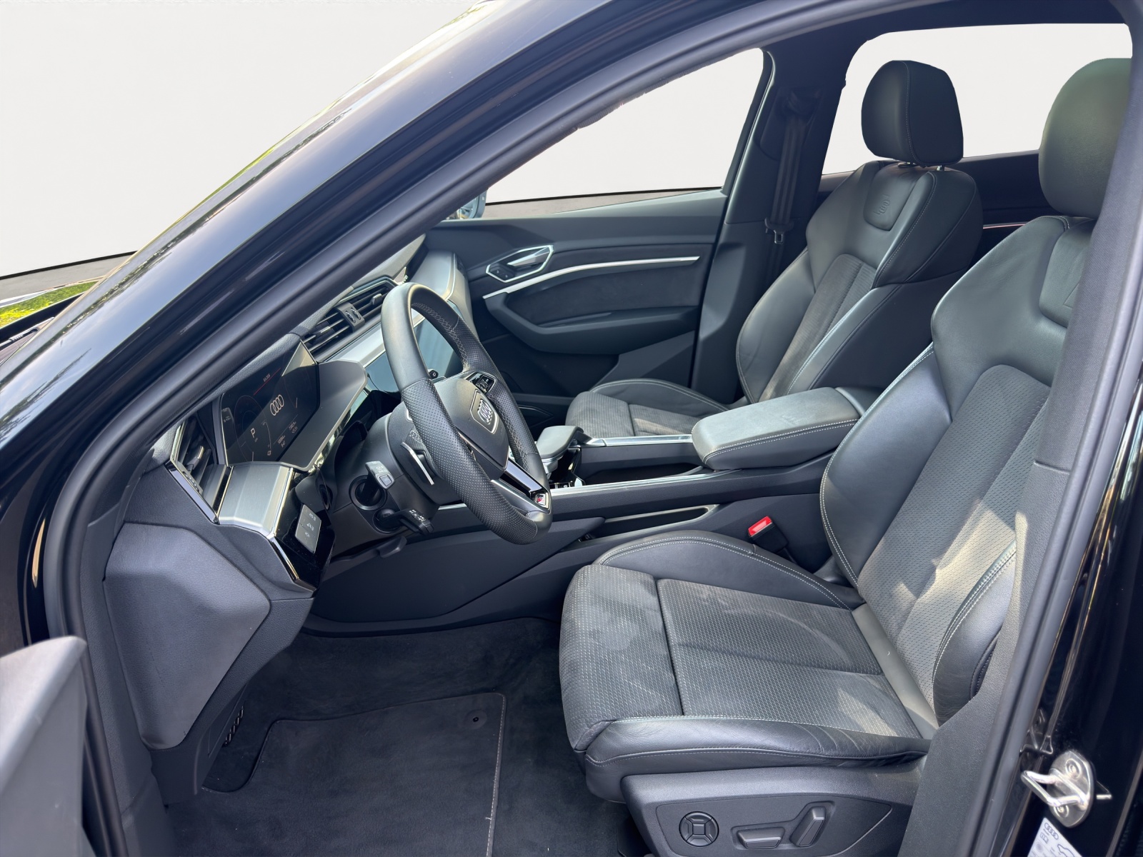 AUDI e-tron 55 S line Black Edition 408PS-image-4