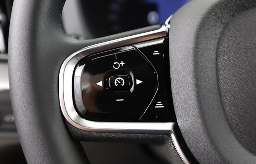 VOLVO XC60 T6 eAWD PluginHybrid Plus Dark Geartronic-image-8