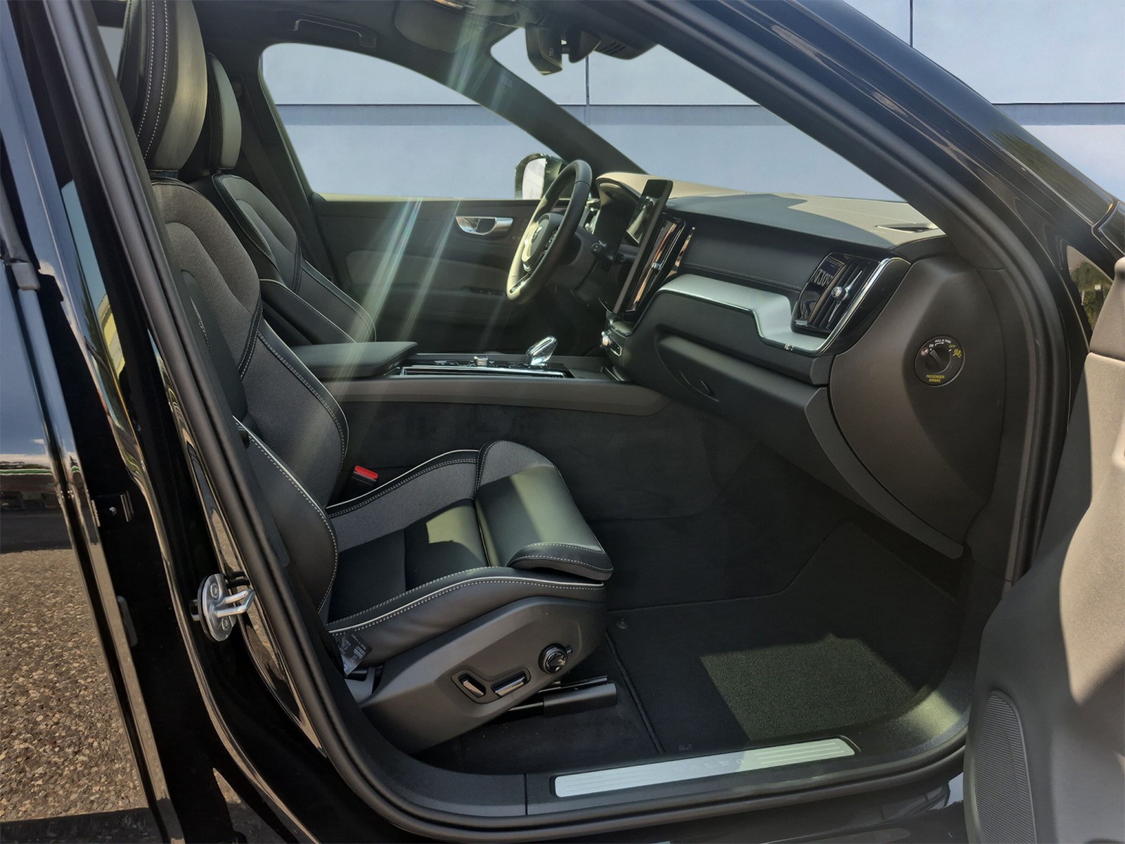 VOLVO XC60 2.0 T6 TE Black Edition eAWD-image-12