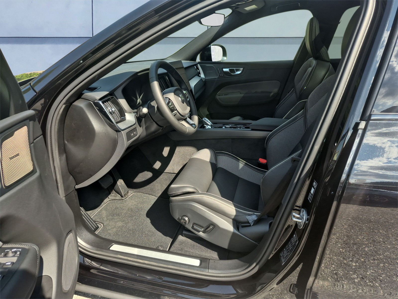 VOLVO XC60 2.0 T6 TE Black Edition eAWD-image-9