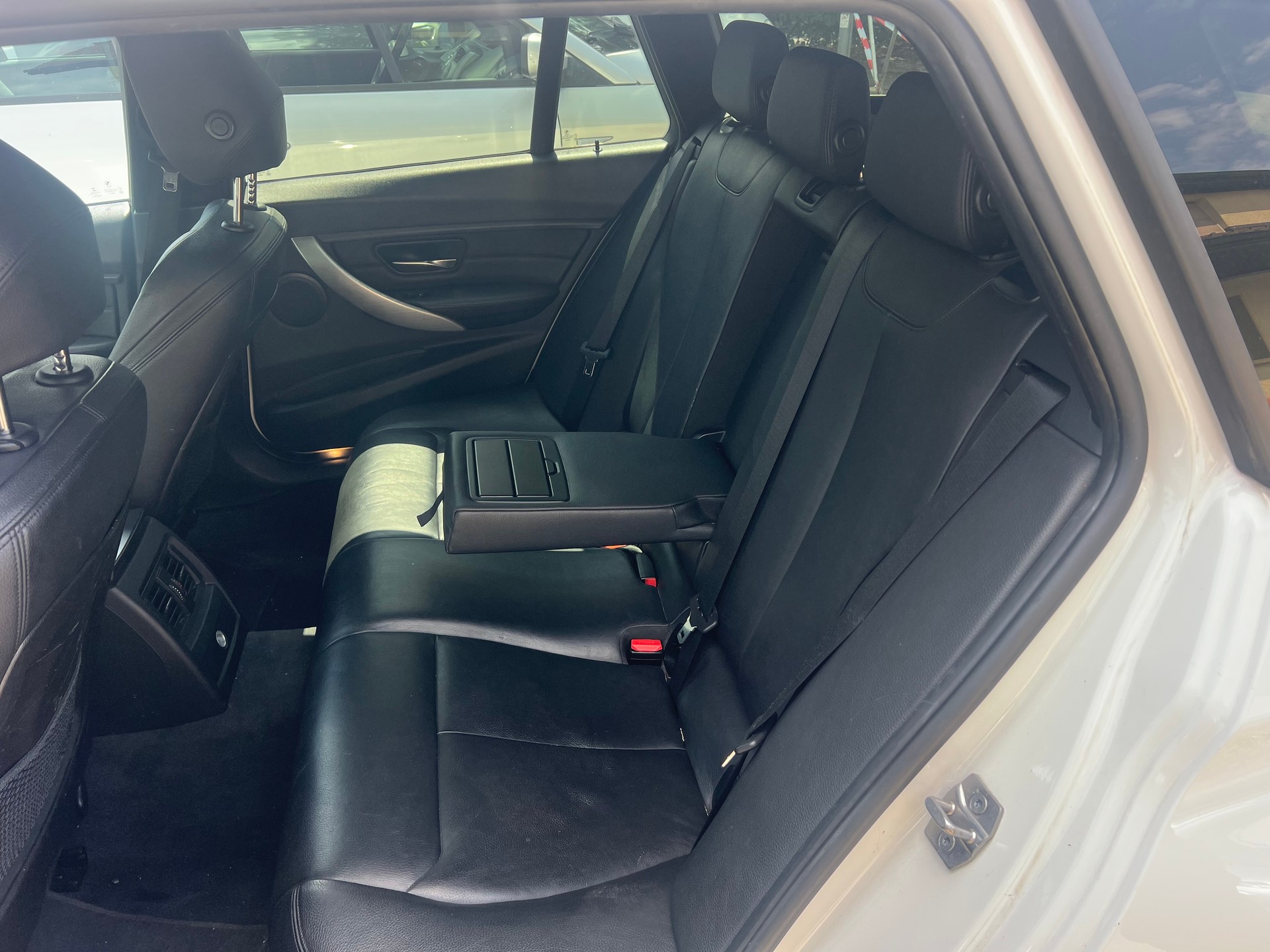 BMW 330d xDrive Touring Modern Line Steptronic-image-8