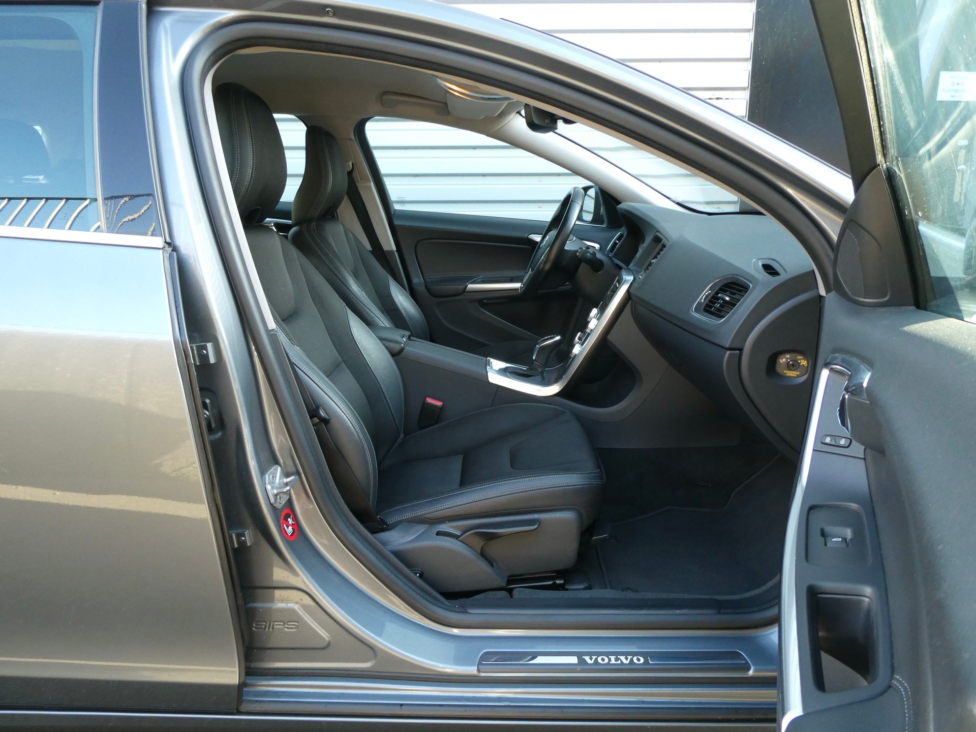 VOLVO V60 D4 AWD Momentum Geartronic-image-9