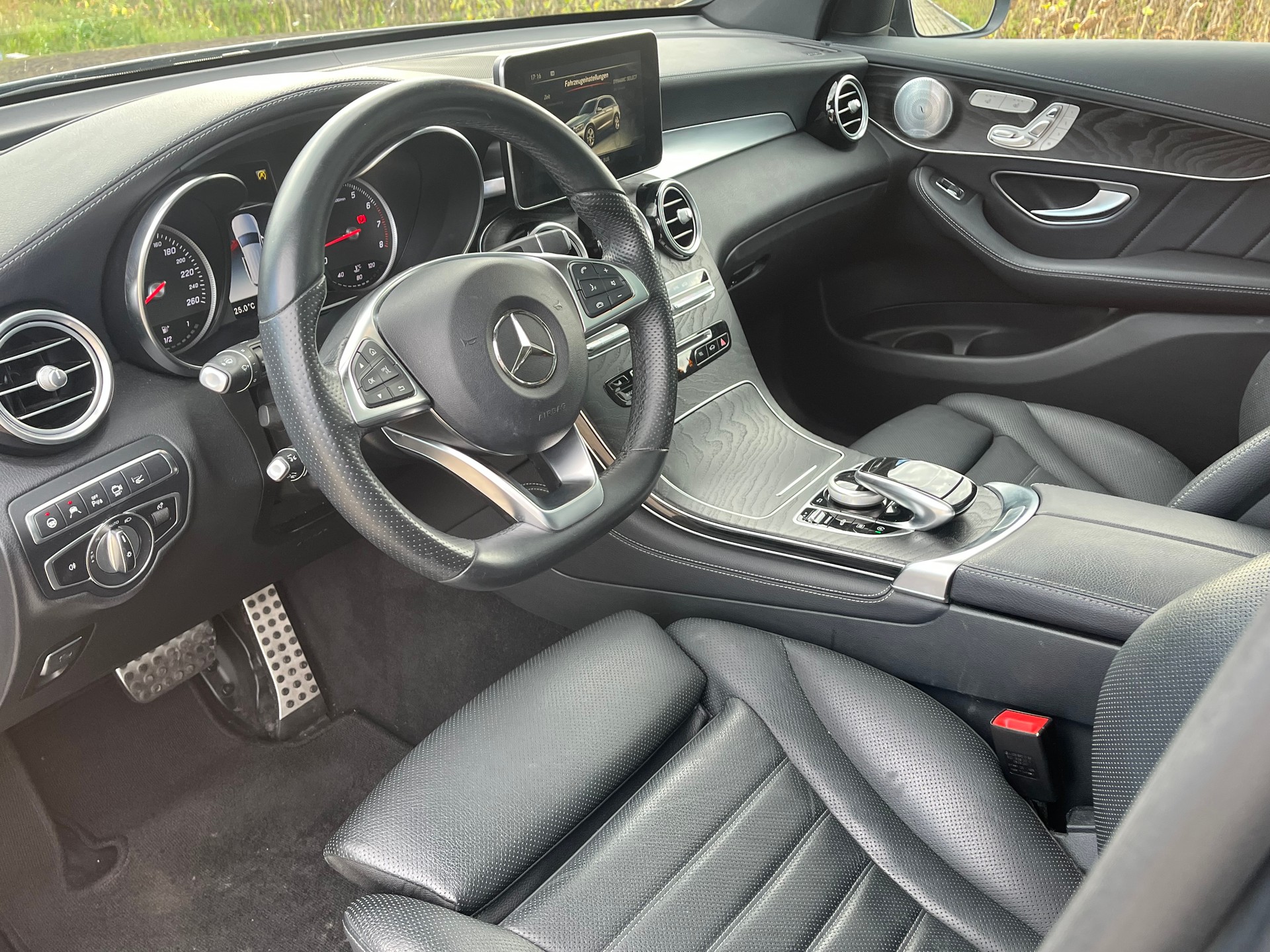 MERCEDES-BENZ GLC 300 4Matic AMG Line 9G-Tronic-image-13