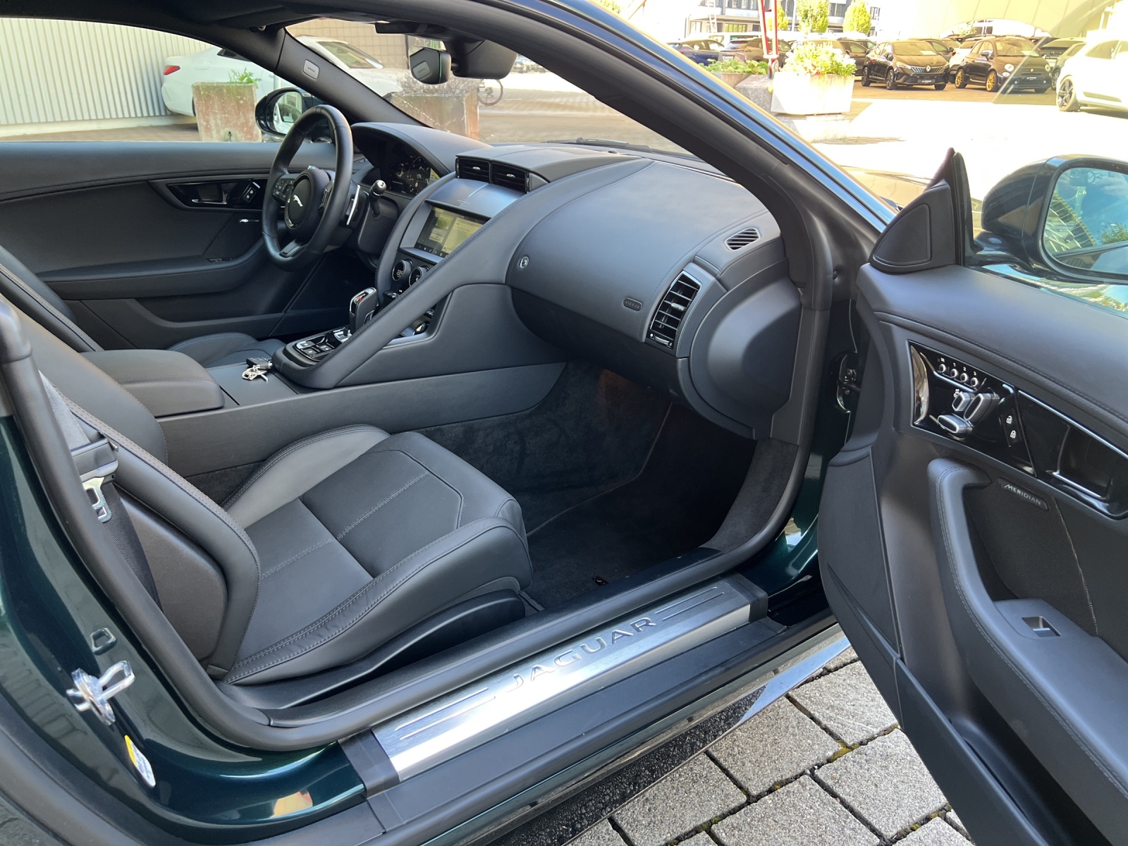 JAGUAR F-Type Coupé 2.0 R-Dynamic Black 300PS-image-13