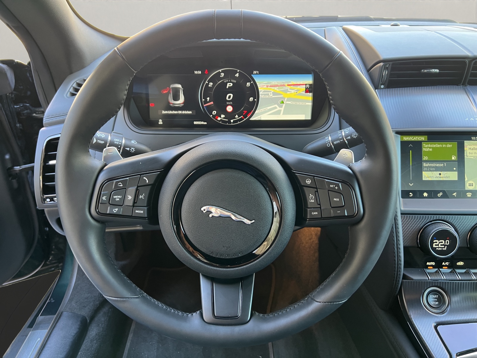 JAGUAR F-Type Coupé 2.0 R-Dynamic Black 300PS-image-11
