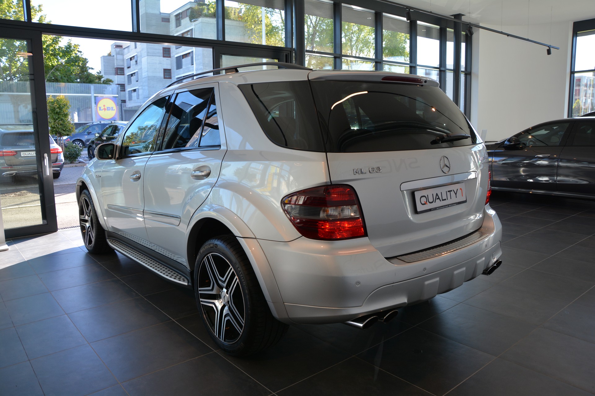 MERCEDES-BENZ ML 63 AMG 4Matic 7G-Tronic-showroom-element-3