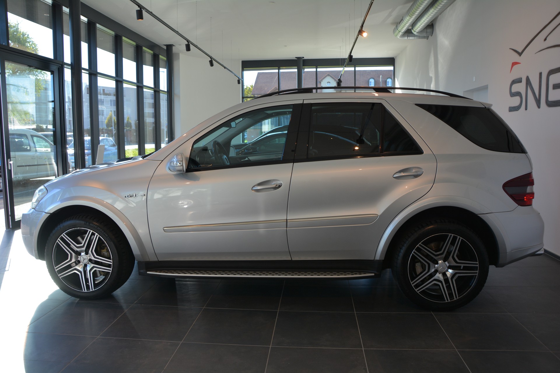 MERCEDES-BENZ ML 63 AMG 4Matic 7G-Tronic-showroom-element-2