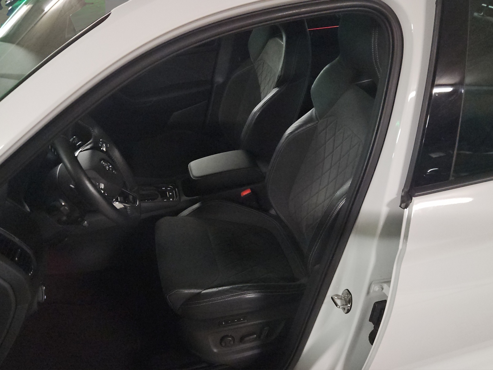 SKODA Kodiaq 2.0 TSI 4x4 SportLine-image-8