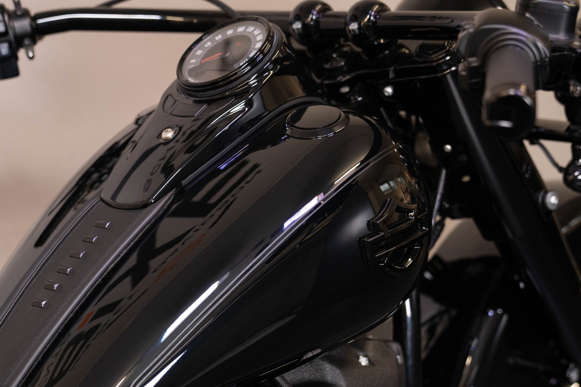 HARLEY-DAVIDSON FLHCS Heritage Classic 114 Black Finish-image-7