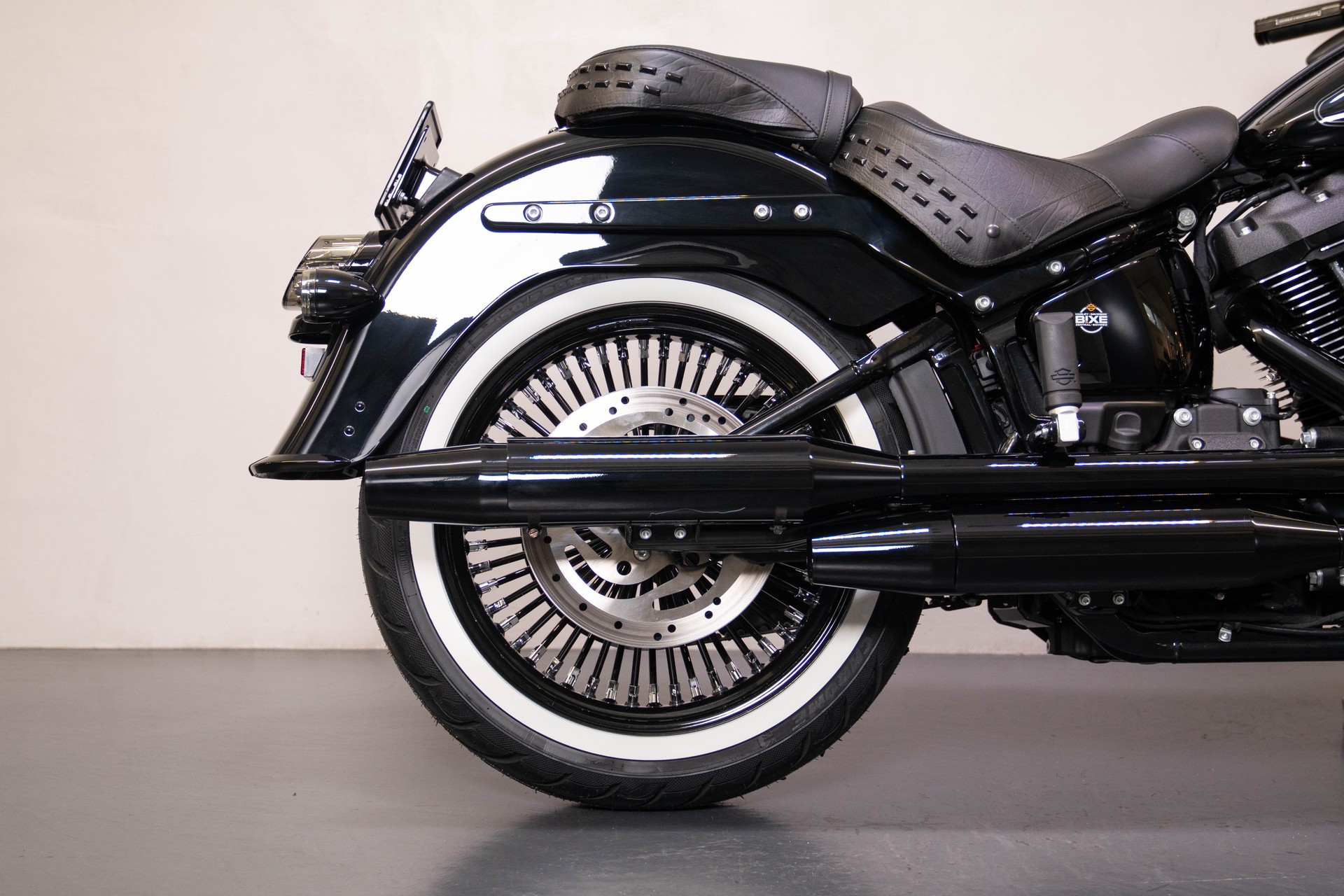 HARLEY-DAVIDSON FLHCS Heritage Classic 114 Black Finish-image-6