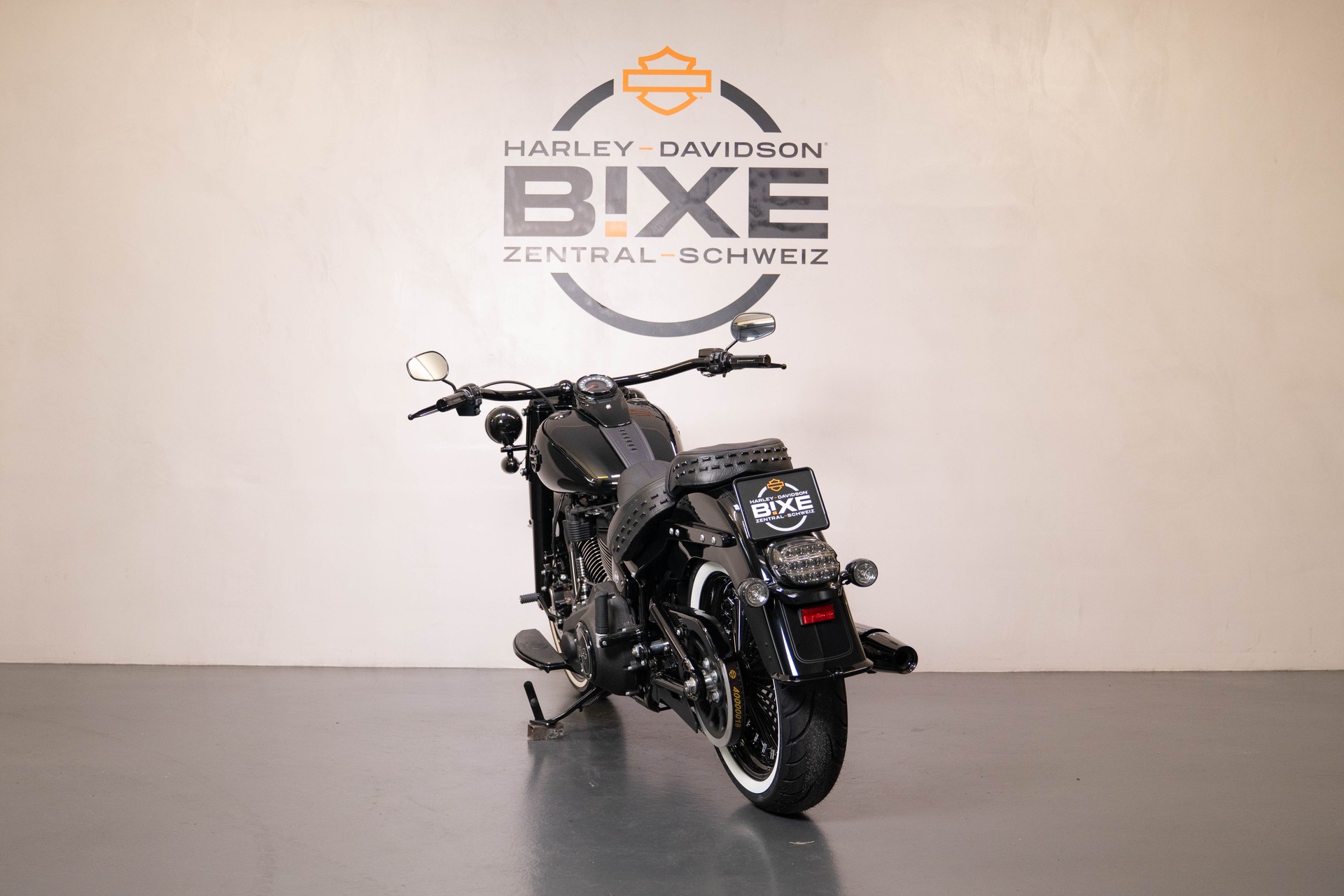 HARLEY-DAVIDSON FLHCS Heritage Classic 114 Black Finish-image-3