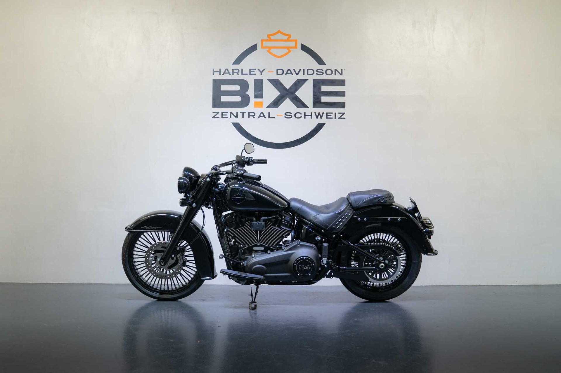 HARLEY-DAVIDSON FLHCS Heritage Classic 114 Black Finish-image-1