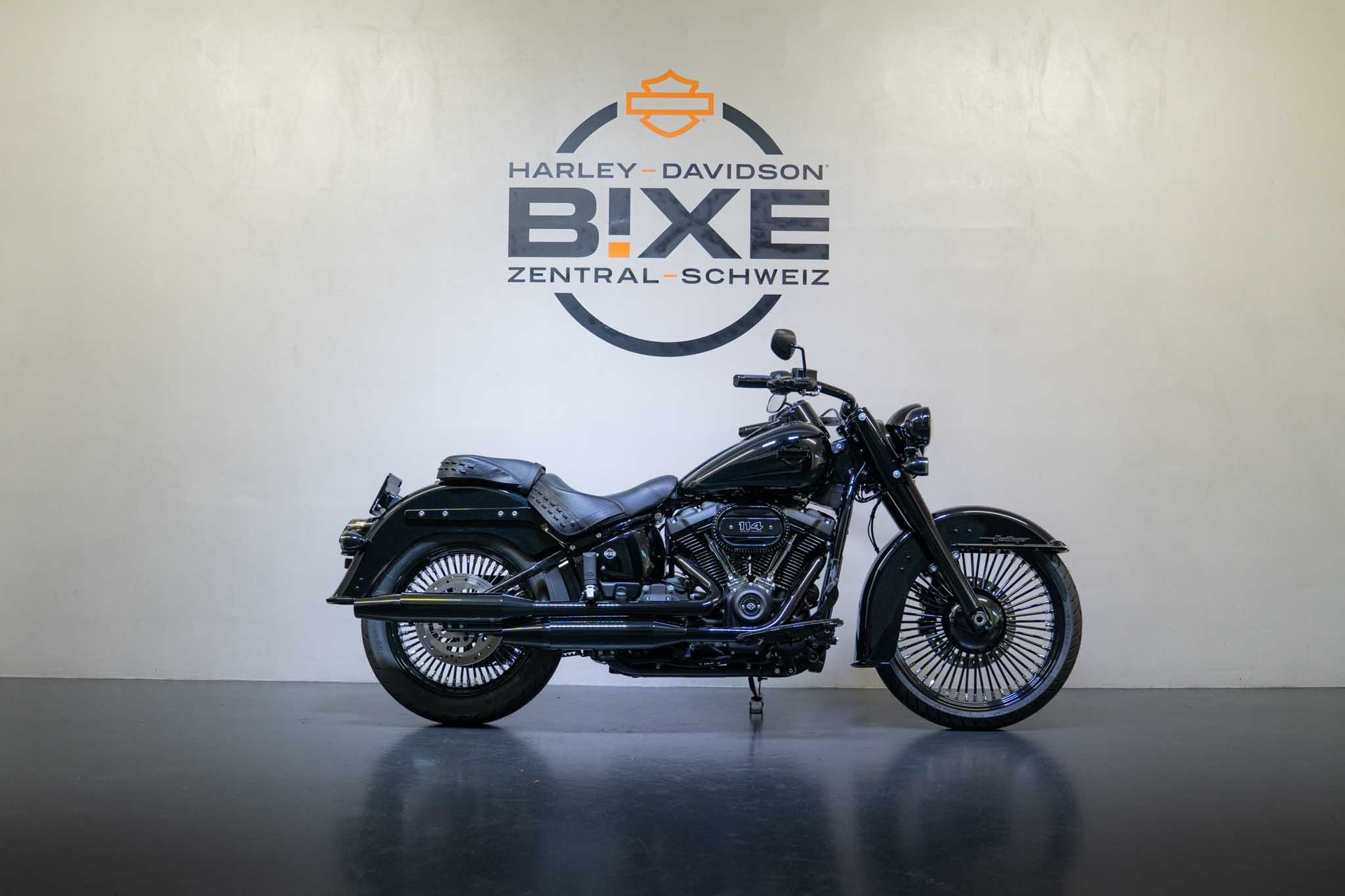 HARLEY-DAVIDSON FLHCS Heritage Classic 114 Black Finish-image-0