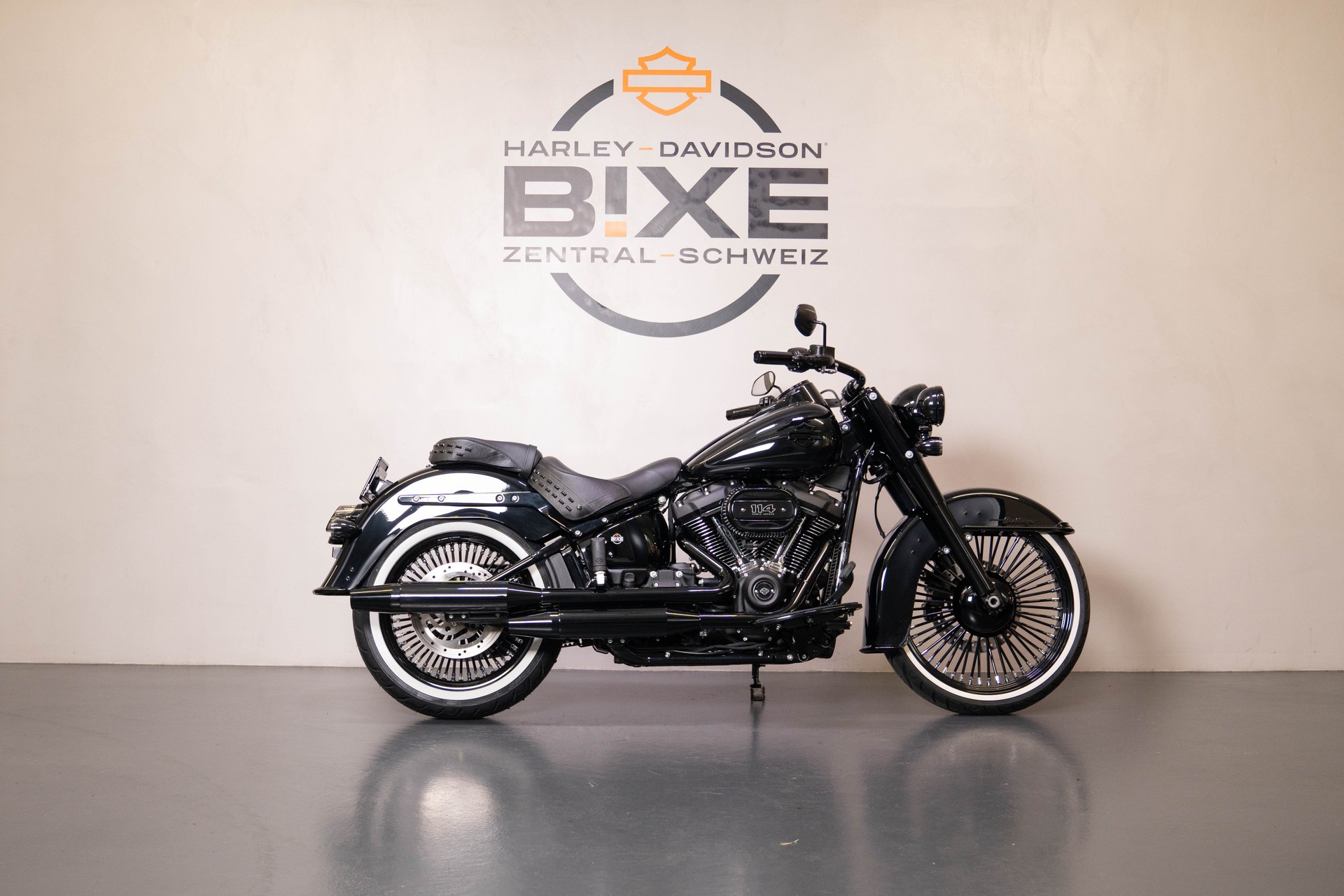 HARLEY-DAVIDSON FLHCS Heritage Classic 114 Black Finish-image-0
