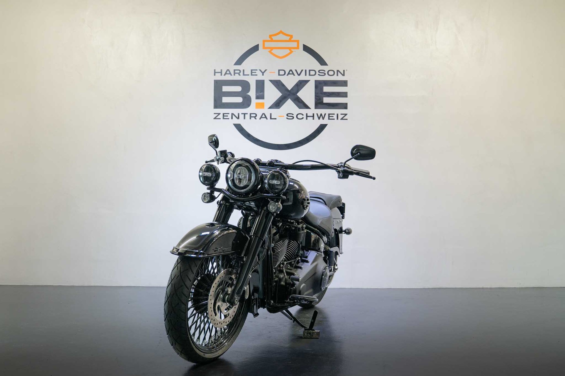 HARLEY-DAVIDSON FLHCS Heritage Classic 114 Black Finish-image-2
