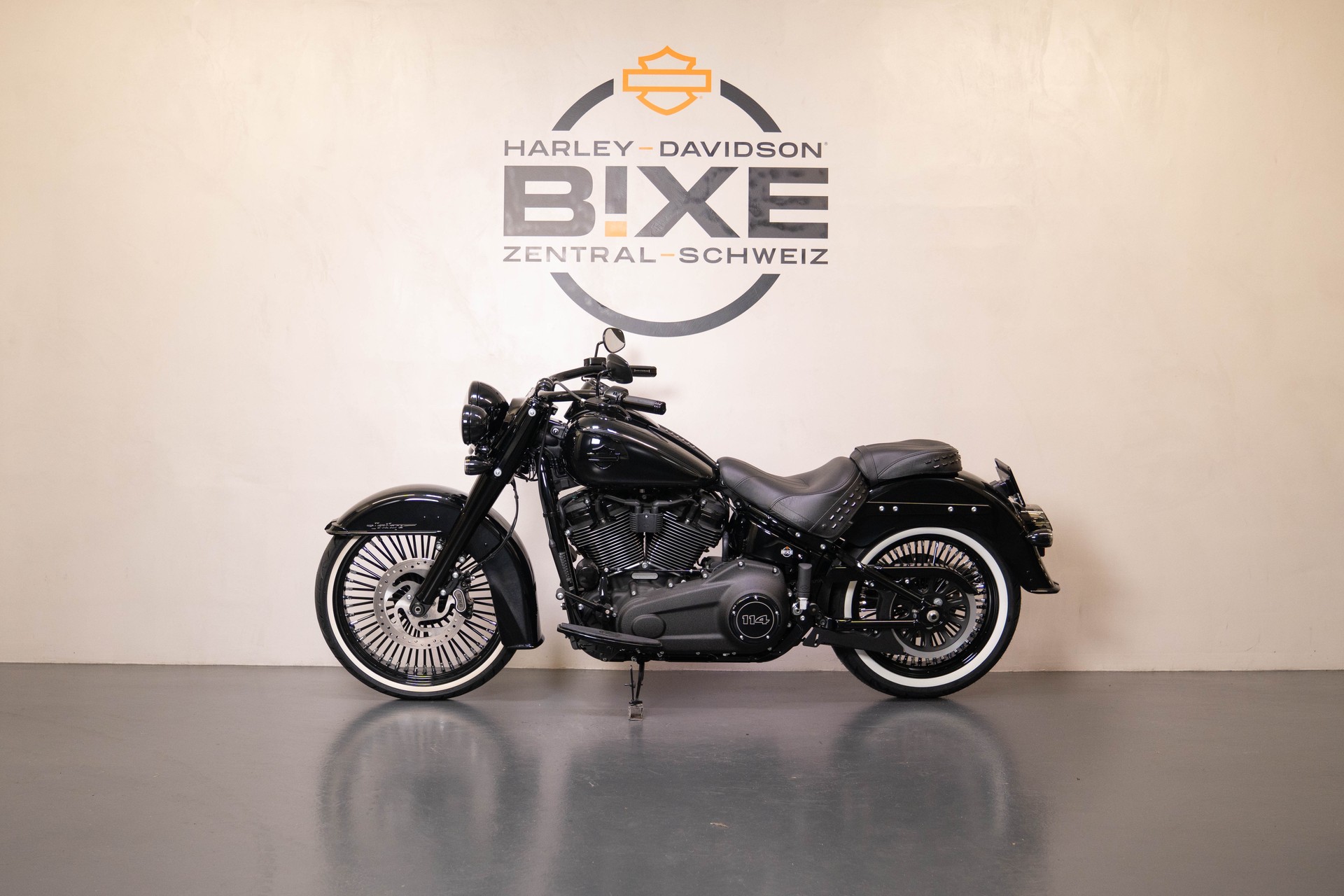 HARLEY-DAVIDSON FLHCS Heritage Classic 114 Black Finish-image-1