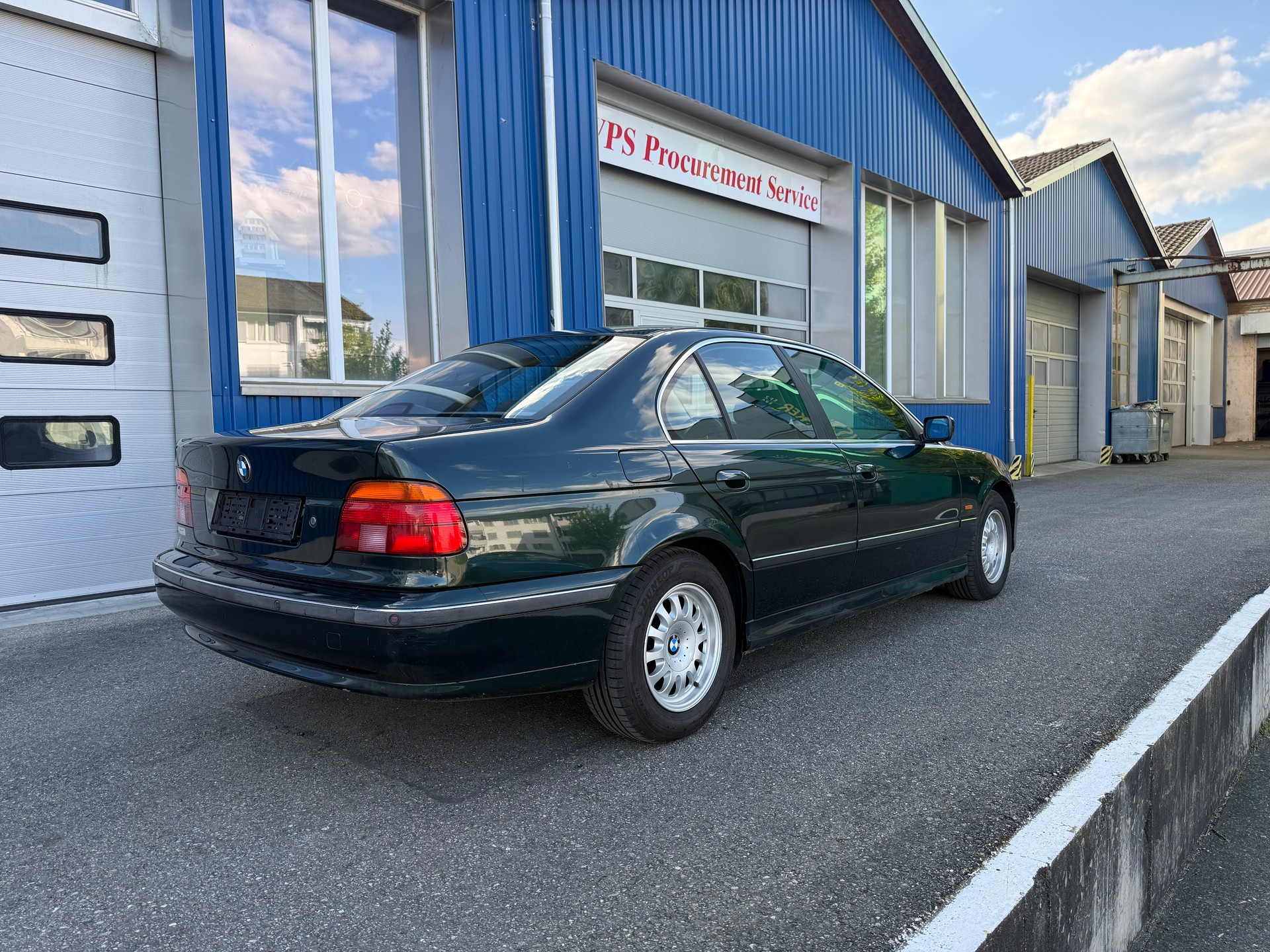 BMW 520i-image-4