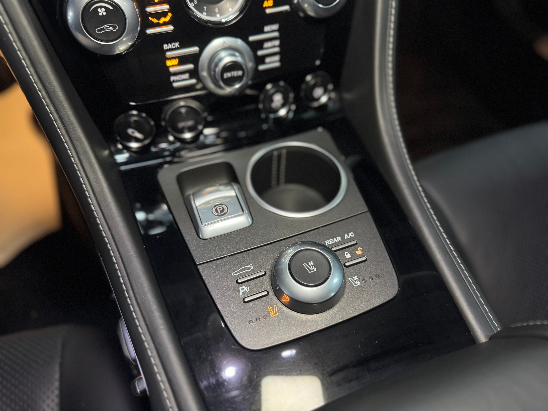 ASTON MARTIN Rapide 5.9 V12 Touchtronic 2-image-30